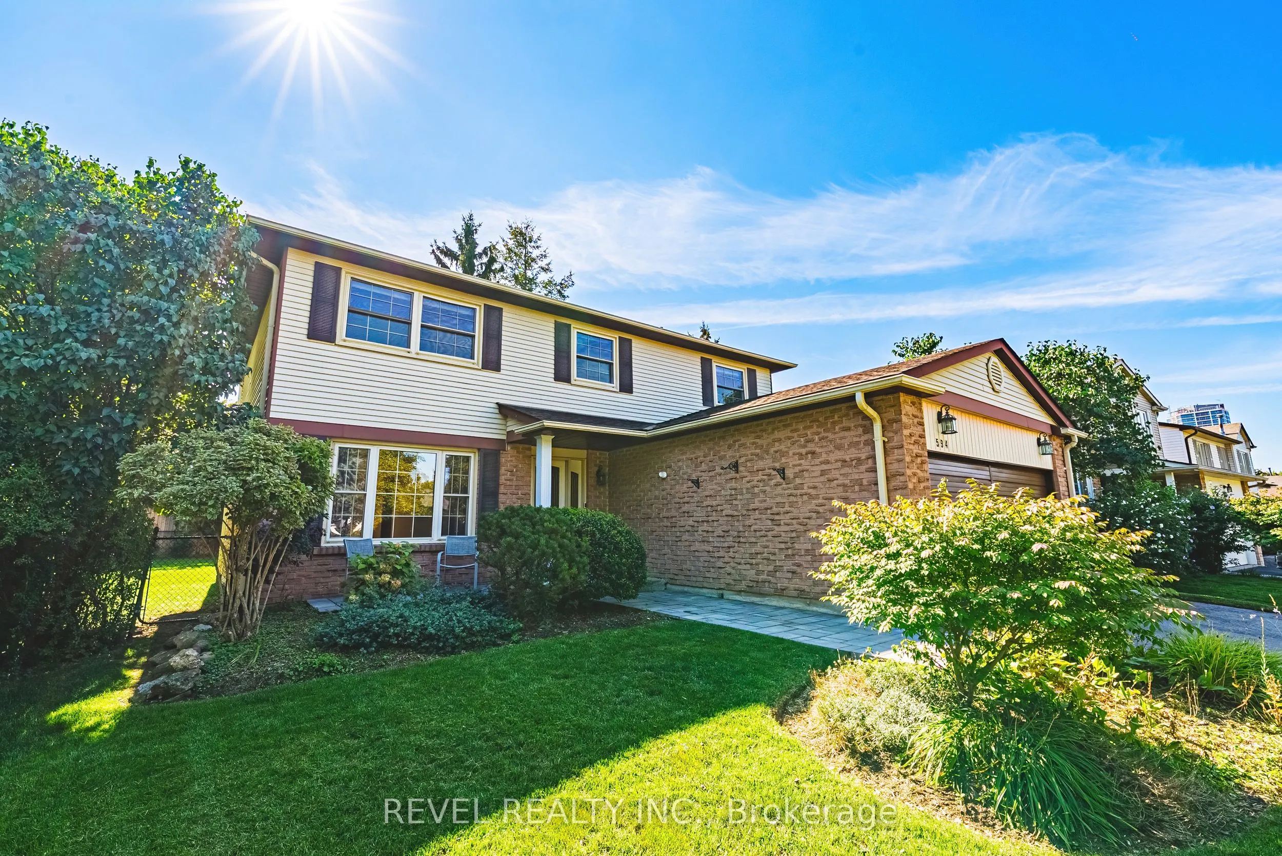 594 Moorelands Crescent