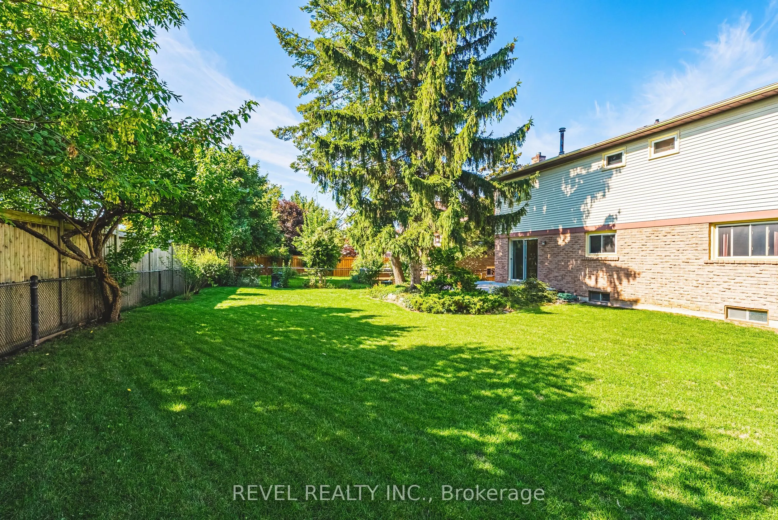 594 Moorelands Crescent