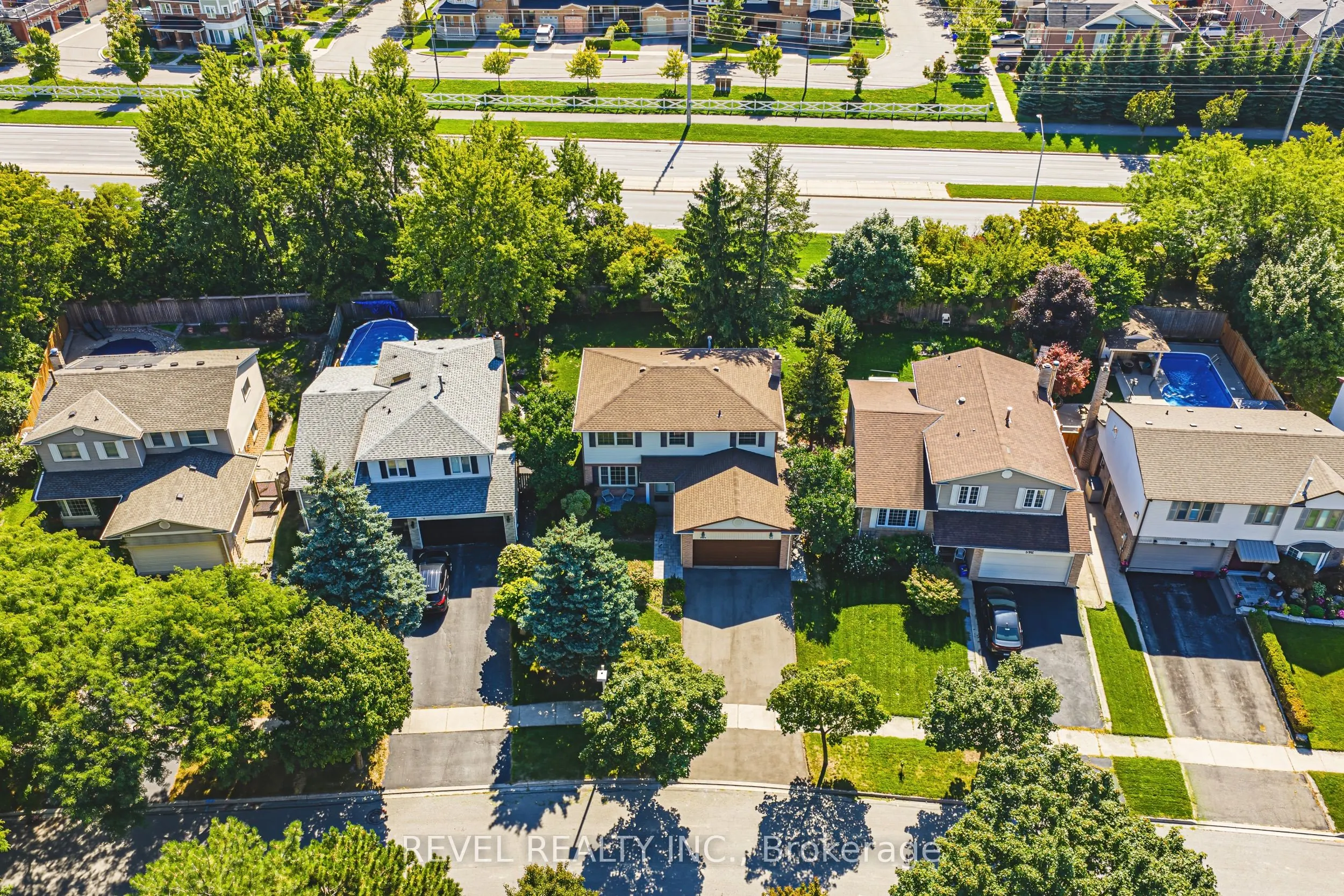 594 Moorelands Crescent