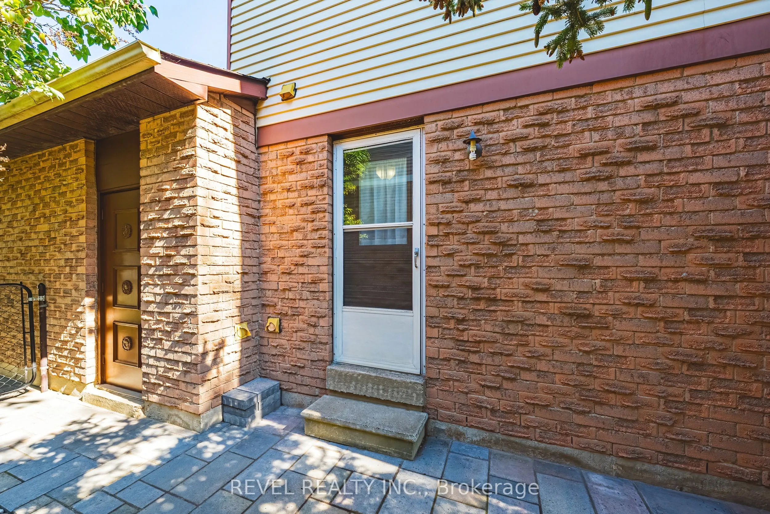 594 Moorelands Crescent
