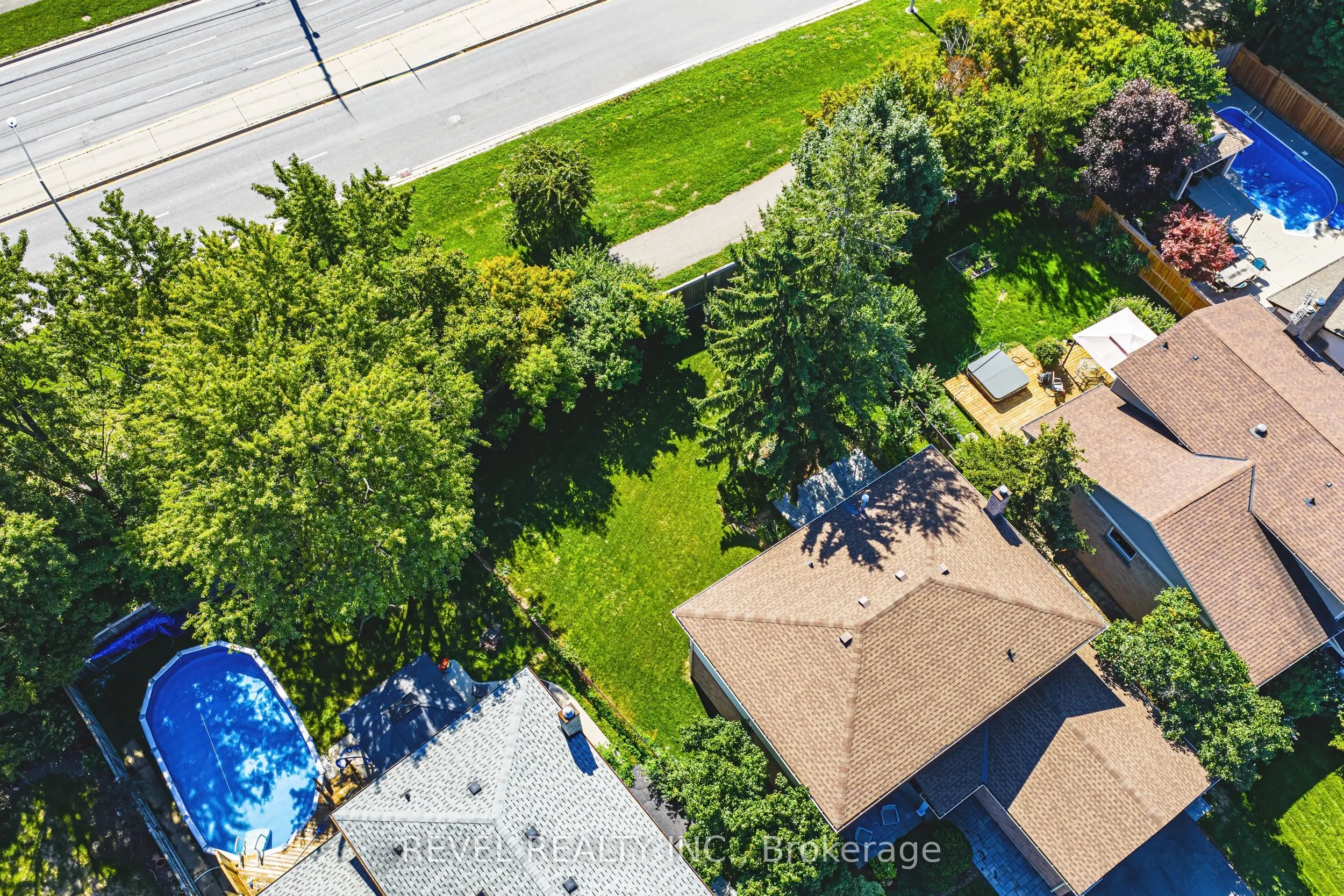 594 Moorelands Crescent