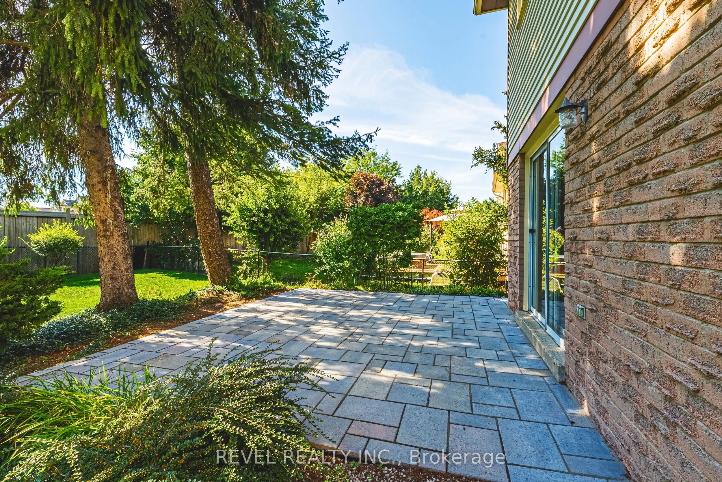 594 Moorelands Crescent