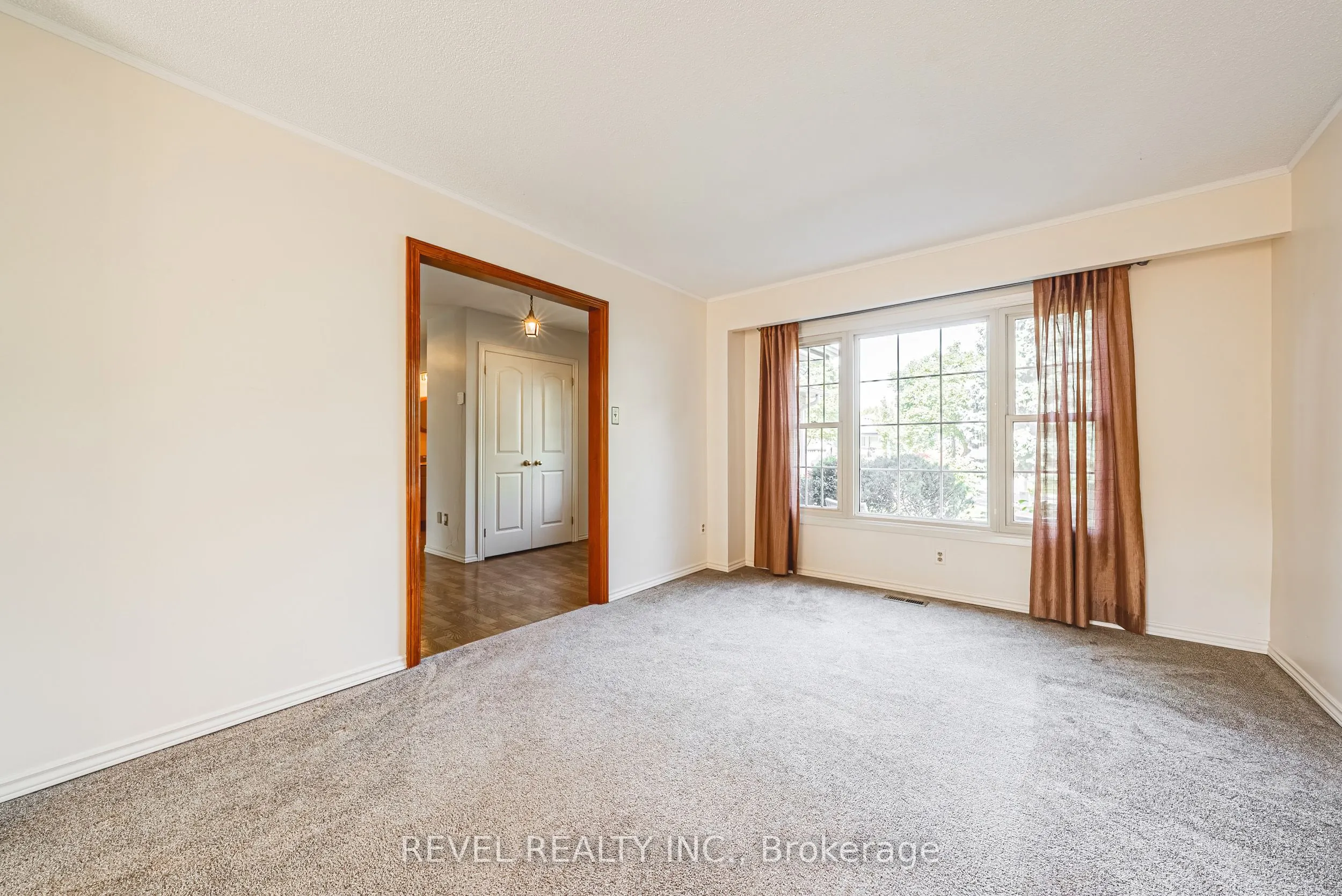594 Moorelands Crescent