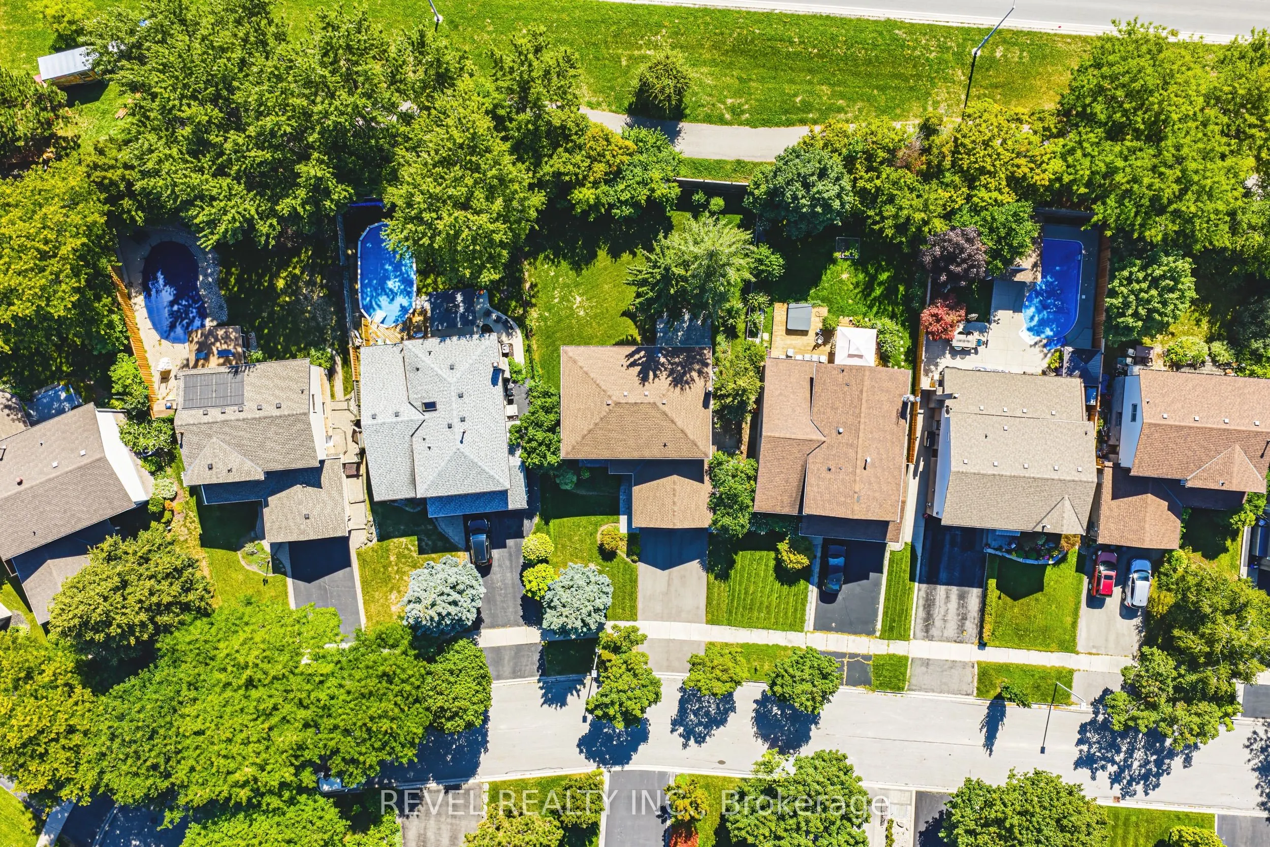 594 Moorelands Crescent