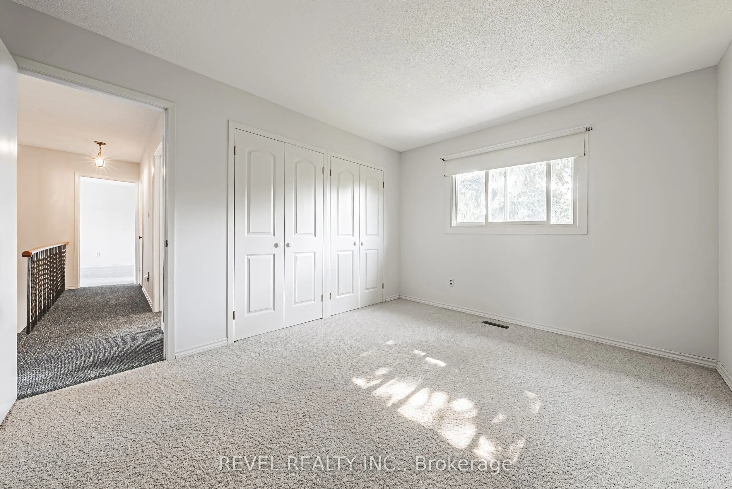 594 Moorelands Crescent