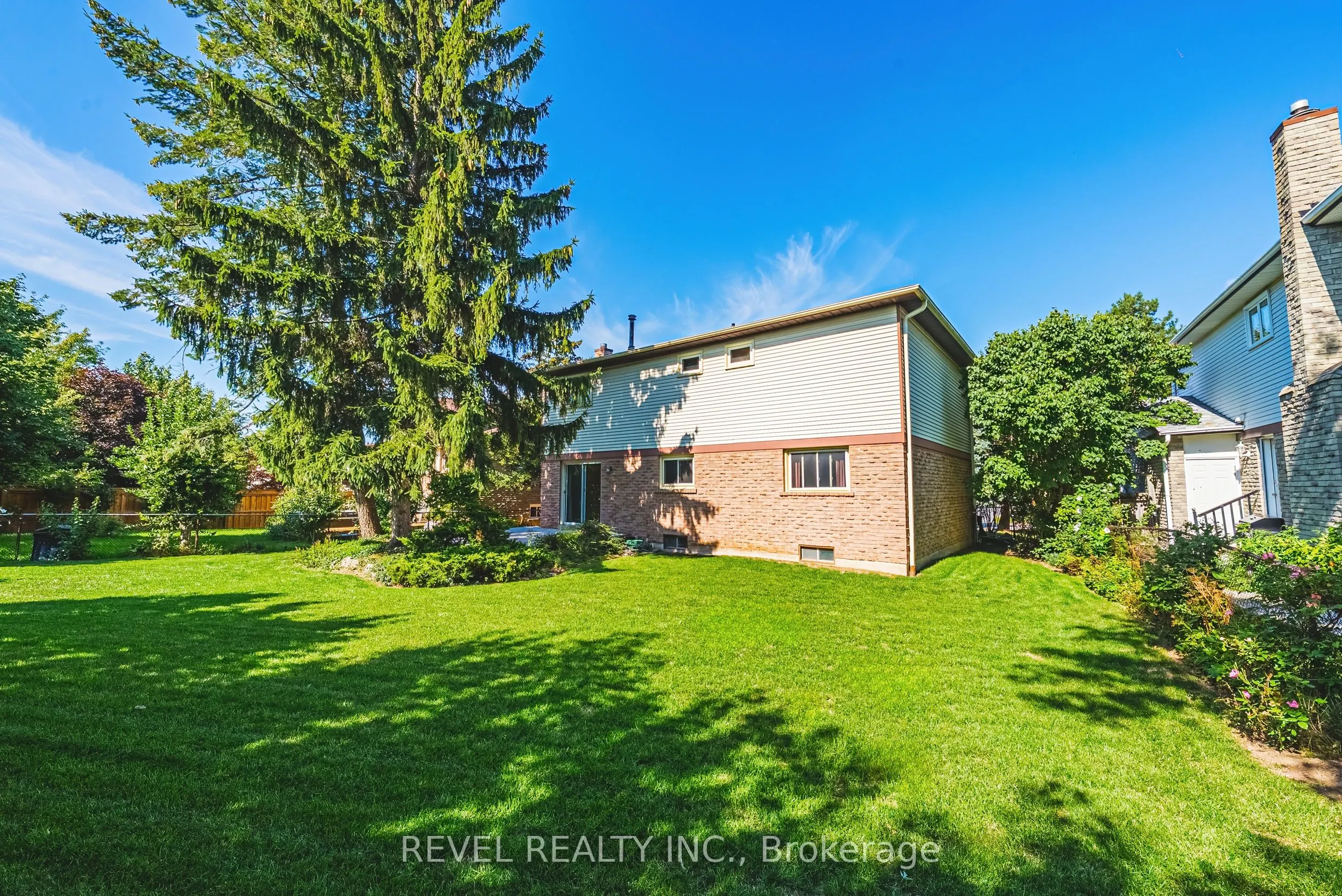 594 Moorelands Crescent