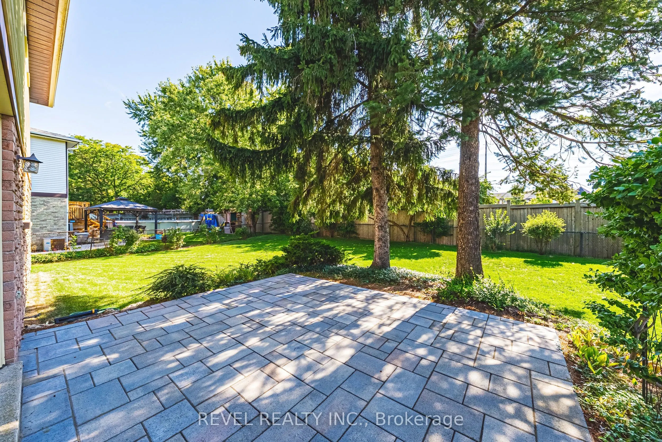 594 Moorelands Crescent