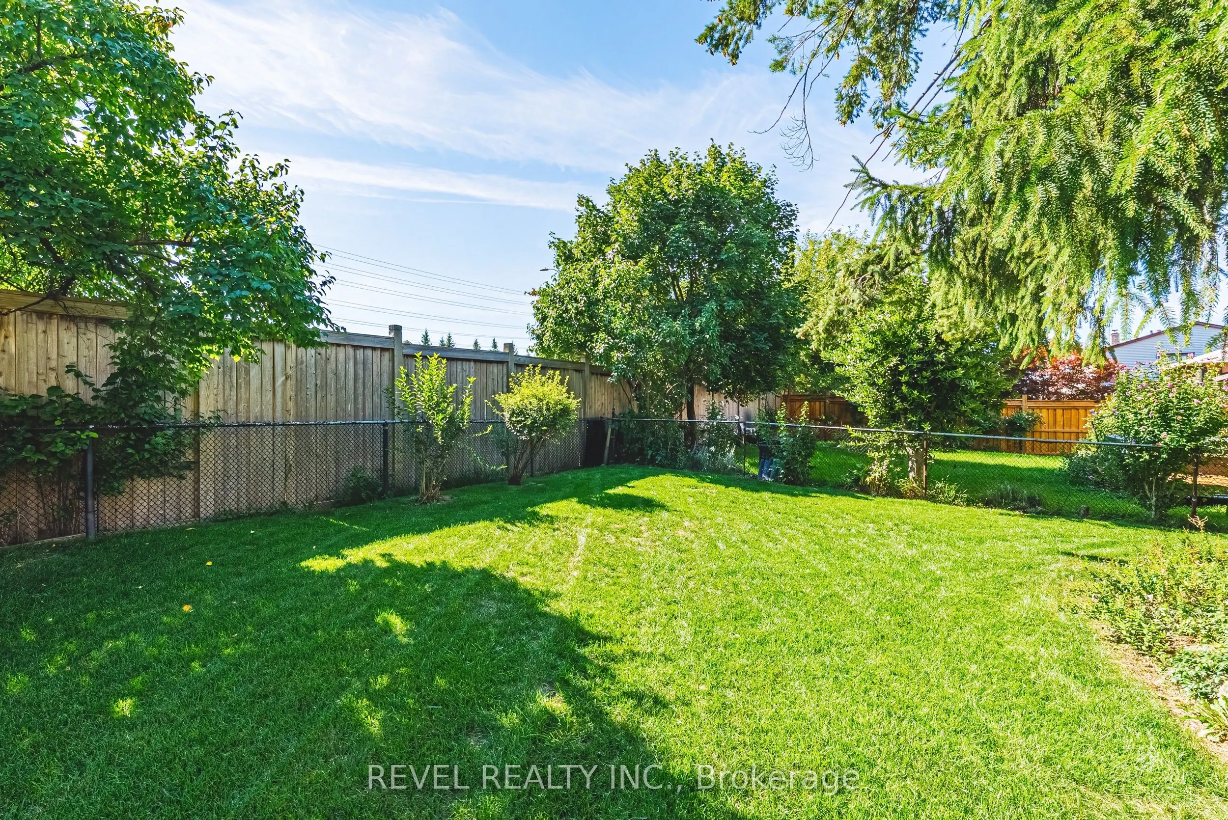594 Moorelands Crescent