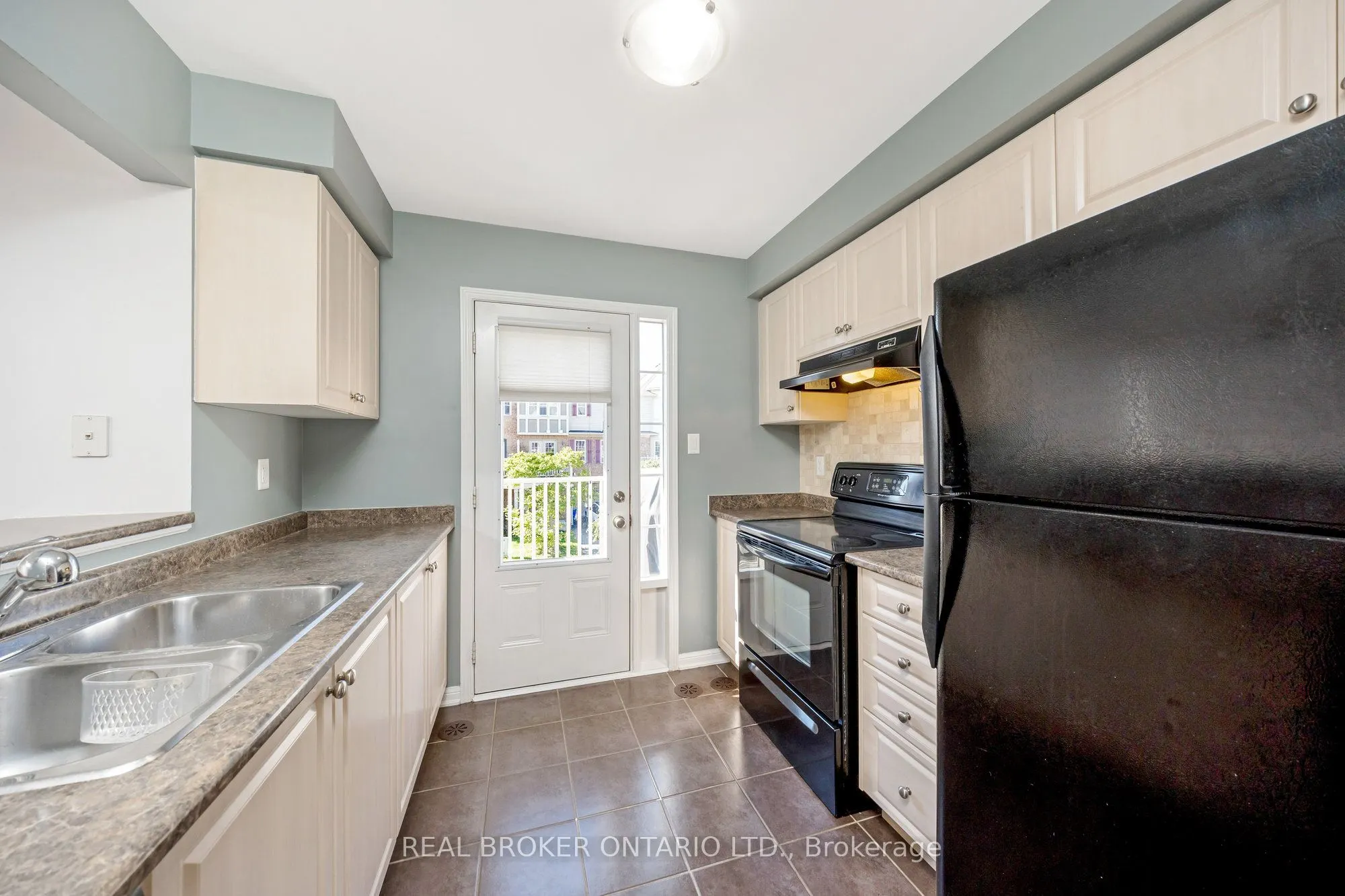879 Willingdon Crescent