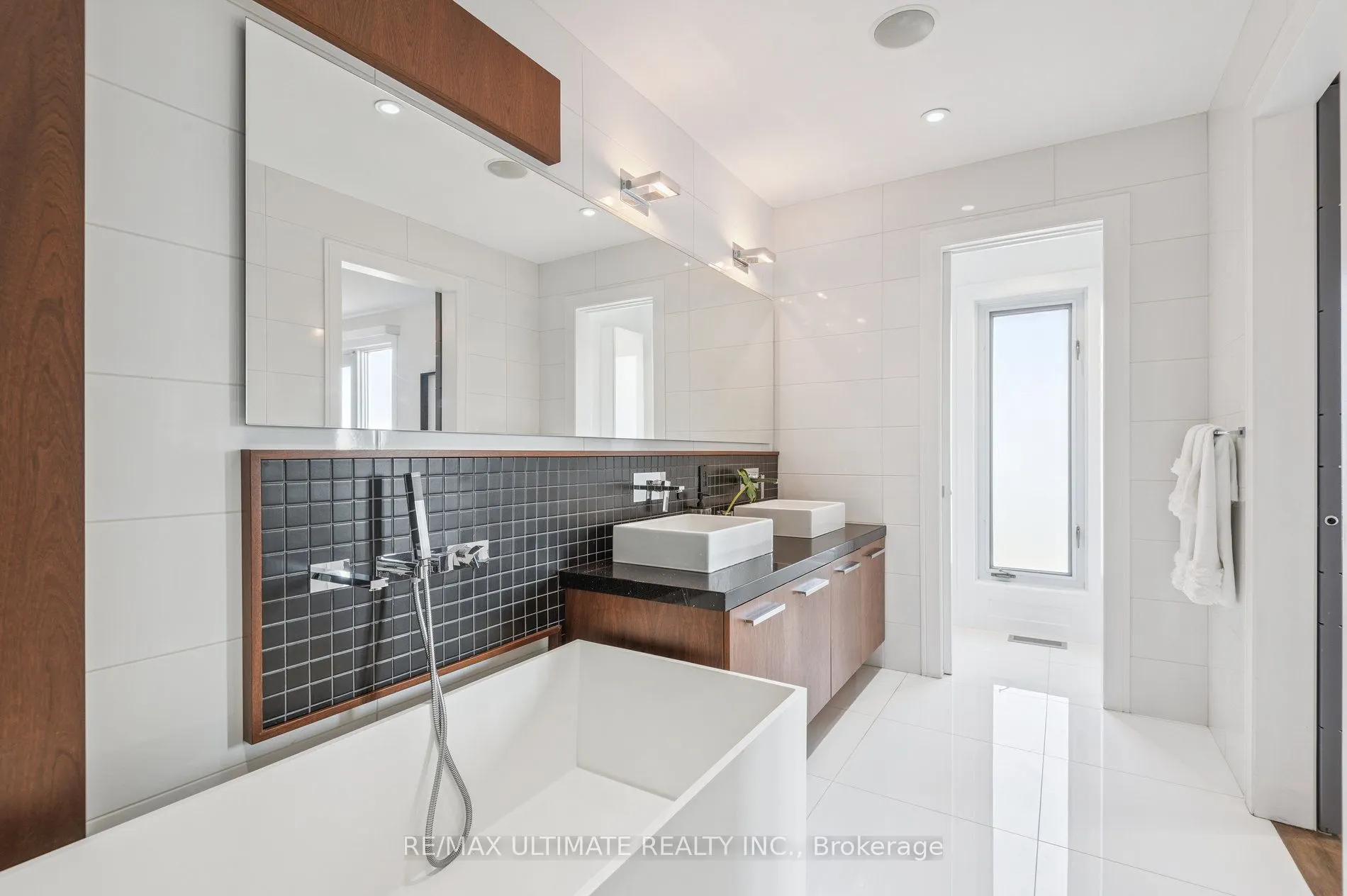 1139 Glengrove Avenue W
