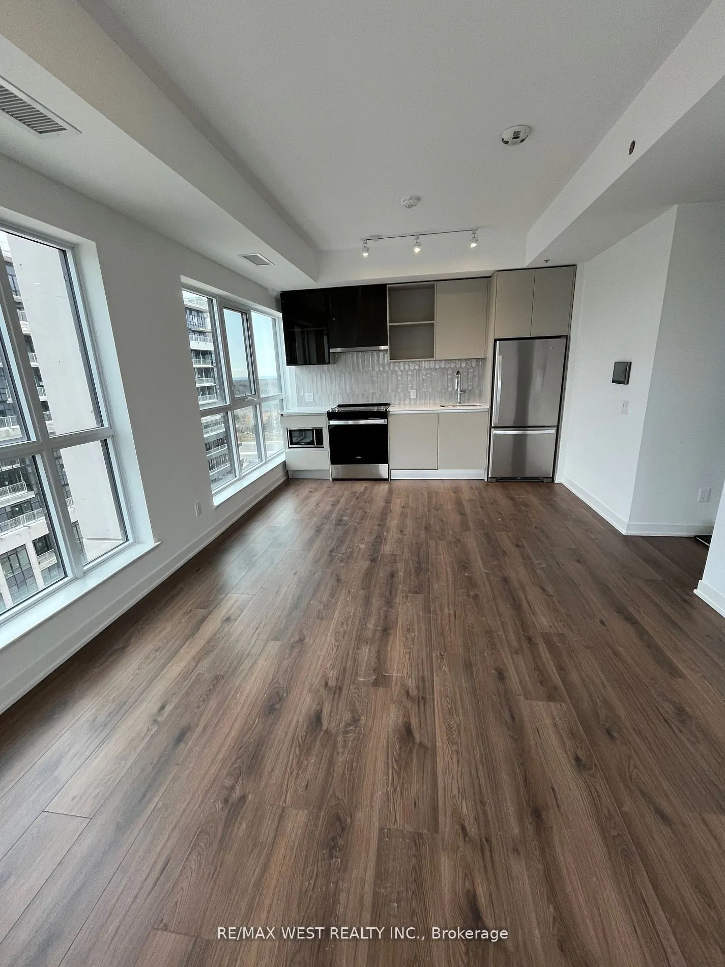 405 Dundas Street W, #709