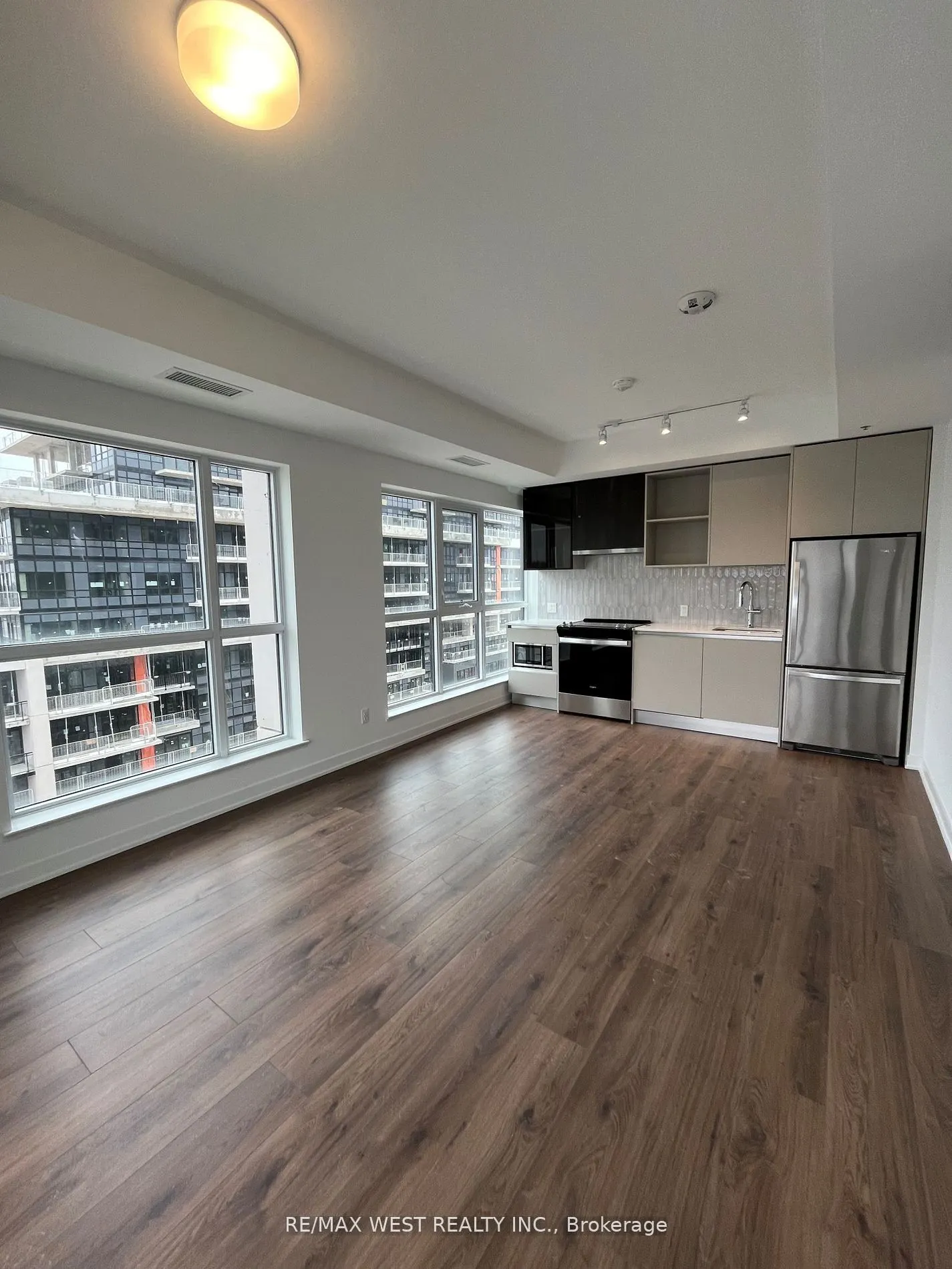 405 Dundas Street W, #709