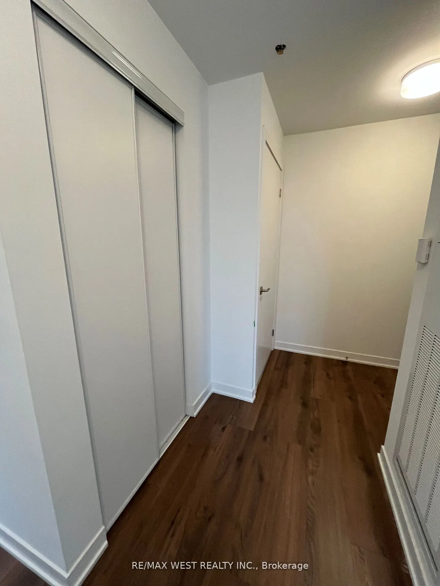 405 Dundas Street W, #709