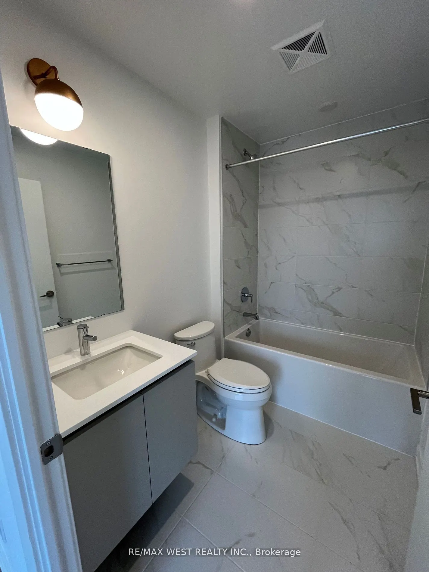 405 Dundas Street W, #709