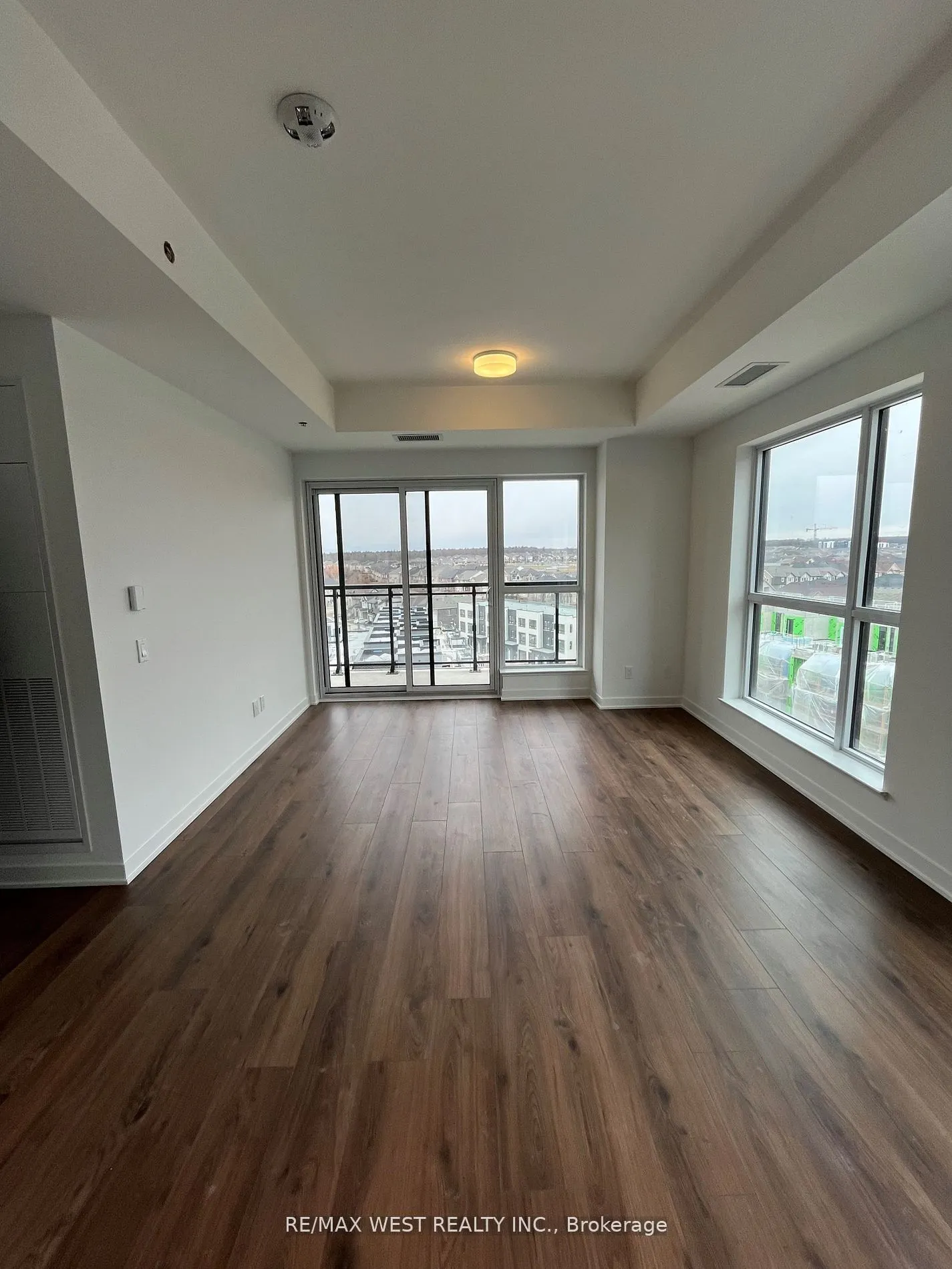 405 Dundas Street W, #709