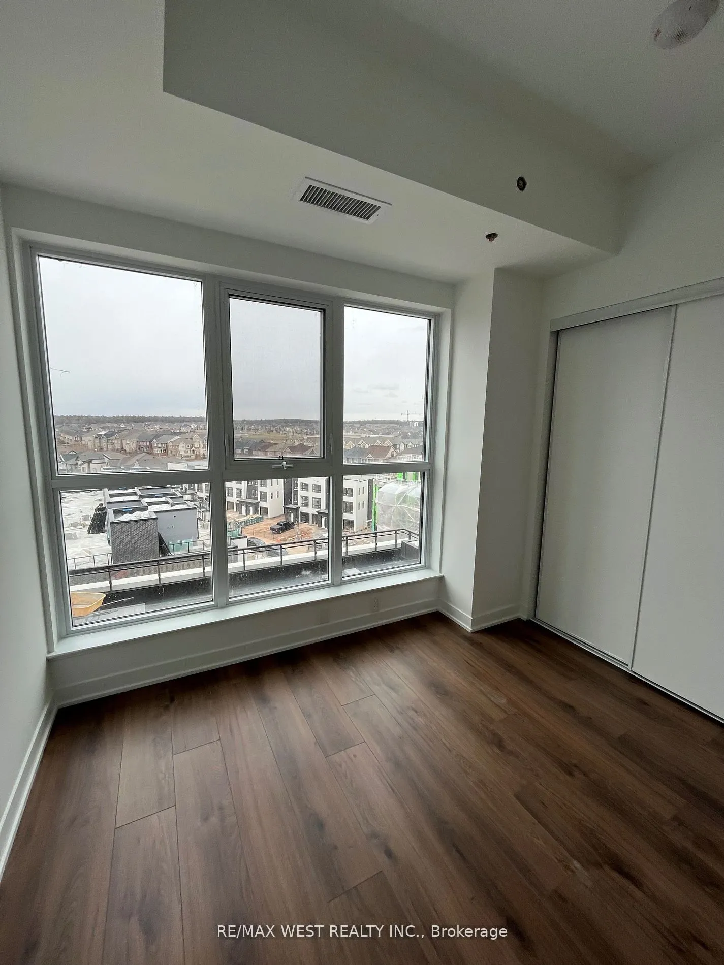 405 Dundas Street W, #709