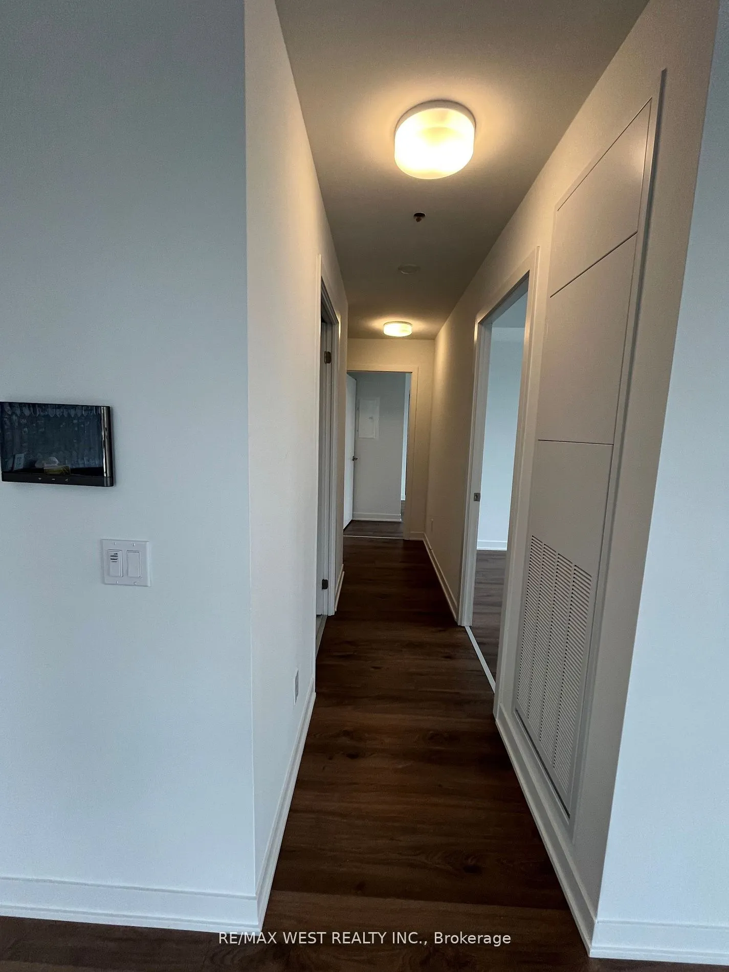 405 Dundas Street W, #709