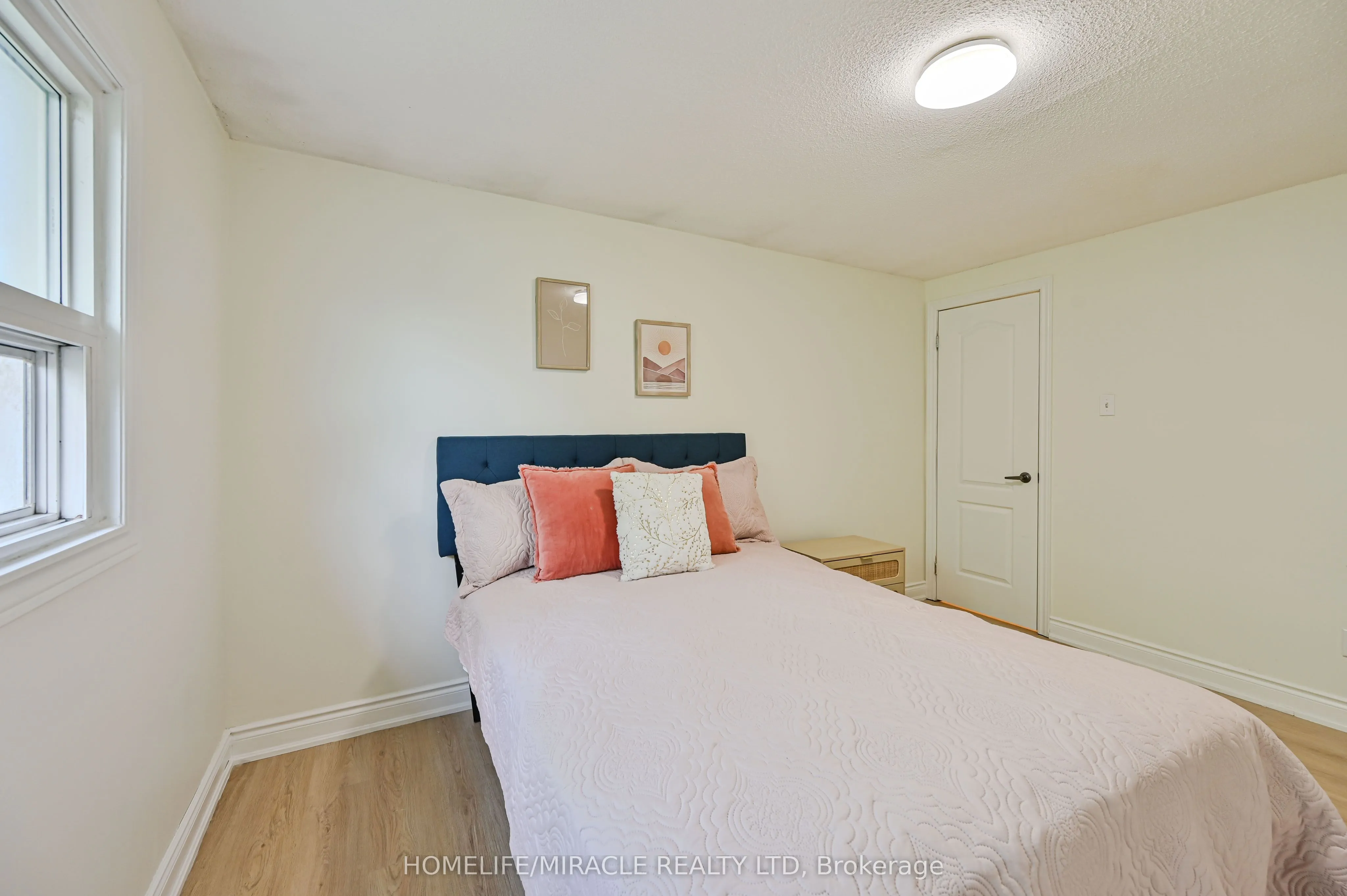 32 Woodsview Avenue