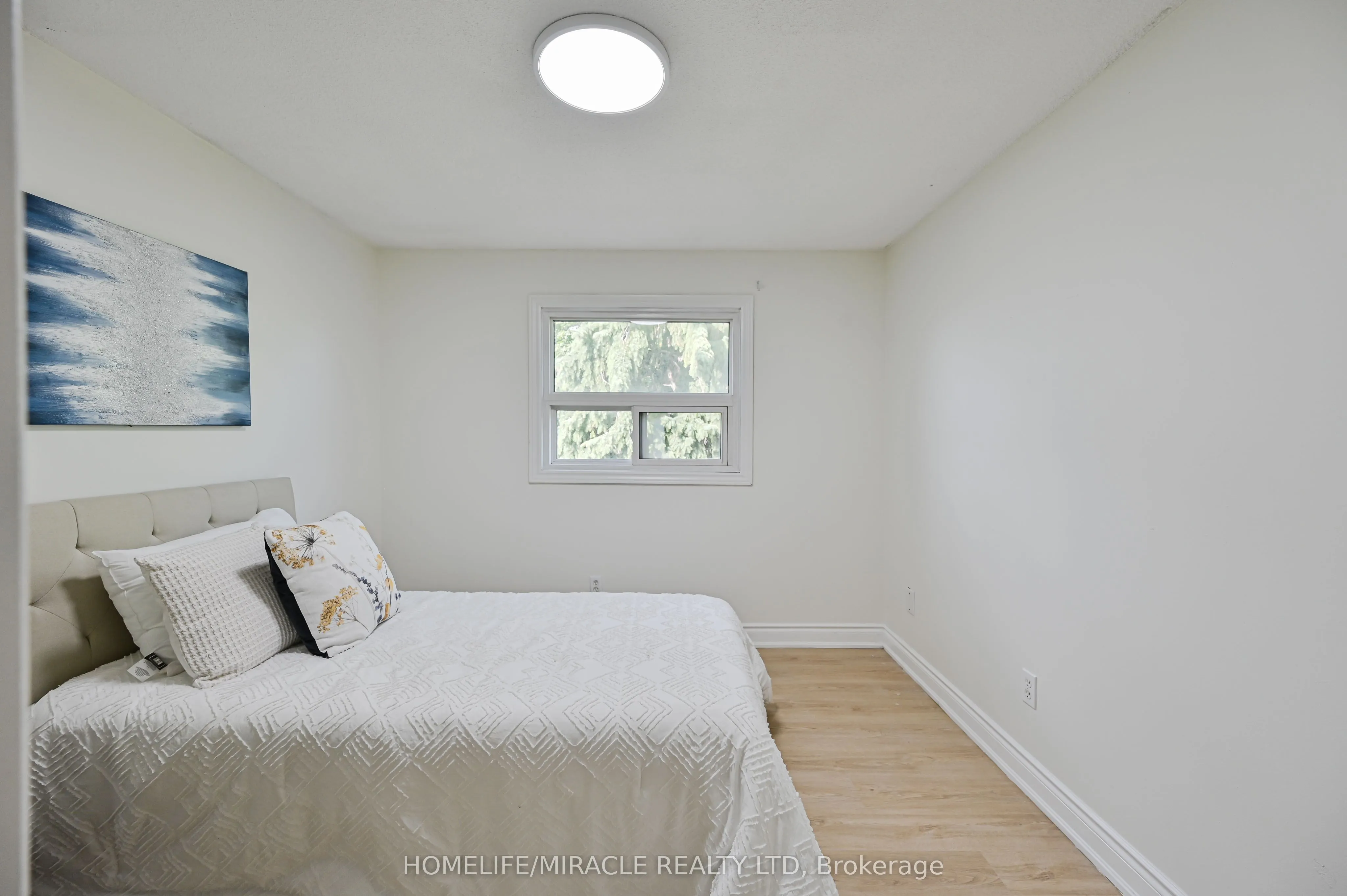 32 Woodsview Avenue