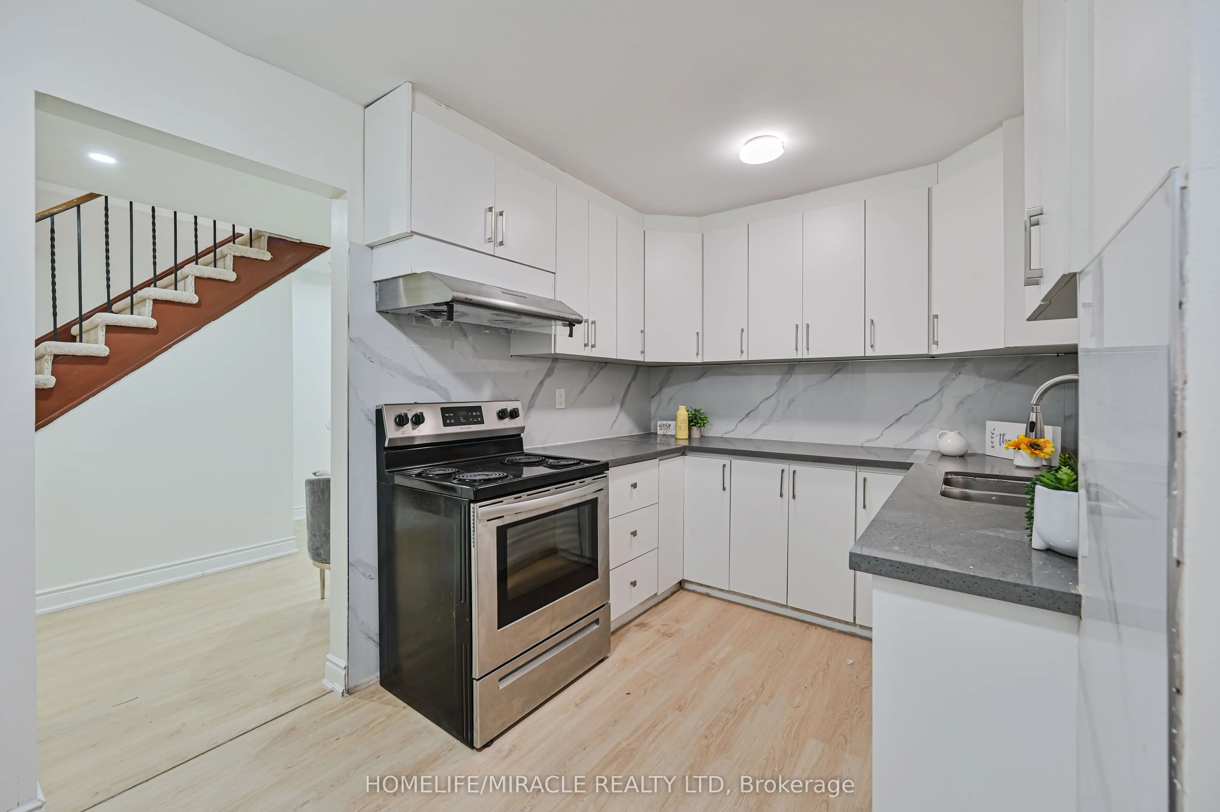 32 Woodsview Avenue