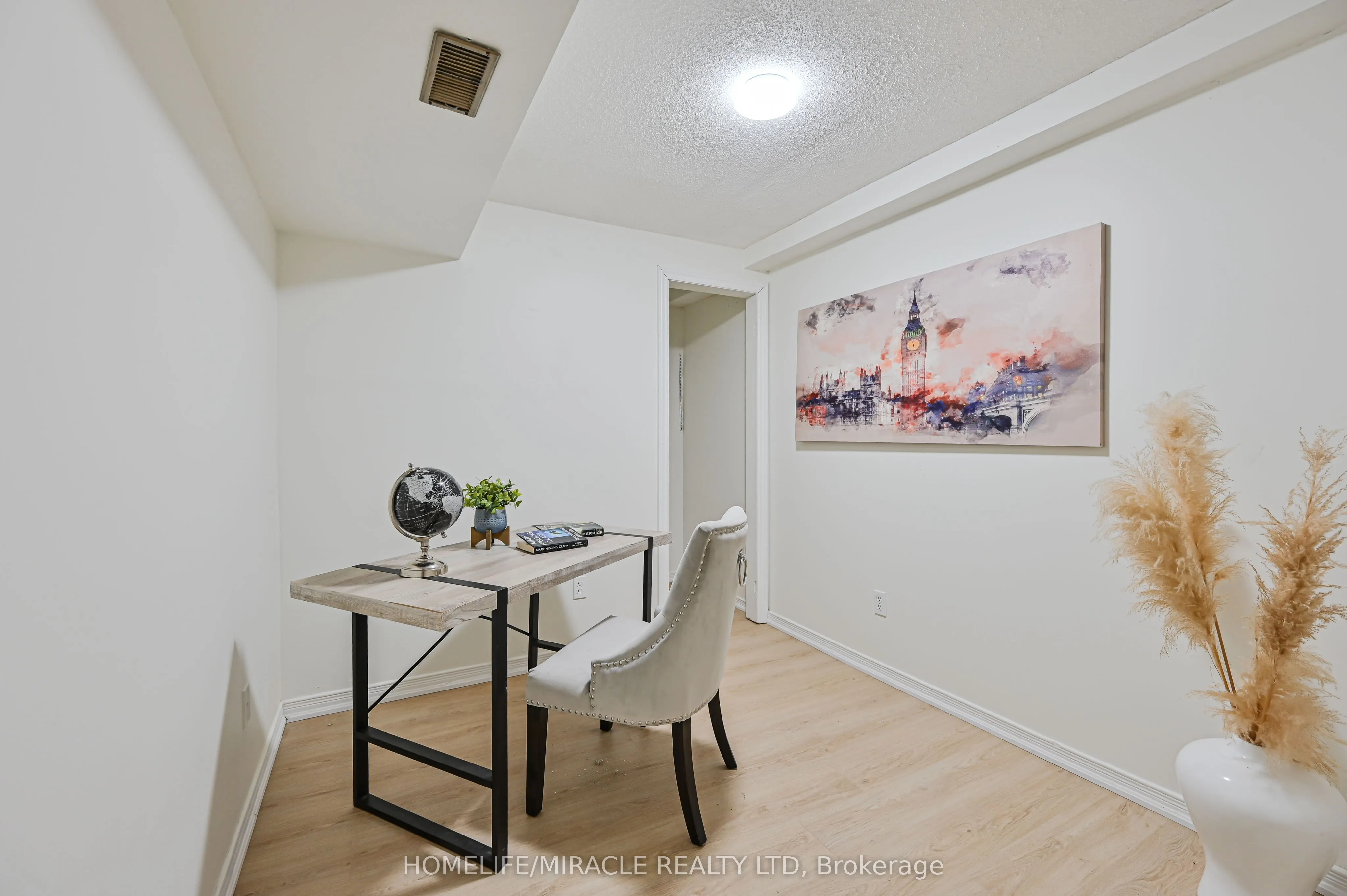 32 Woodsview Avenue