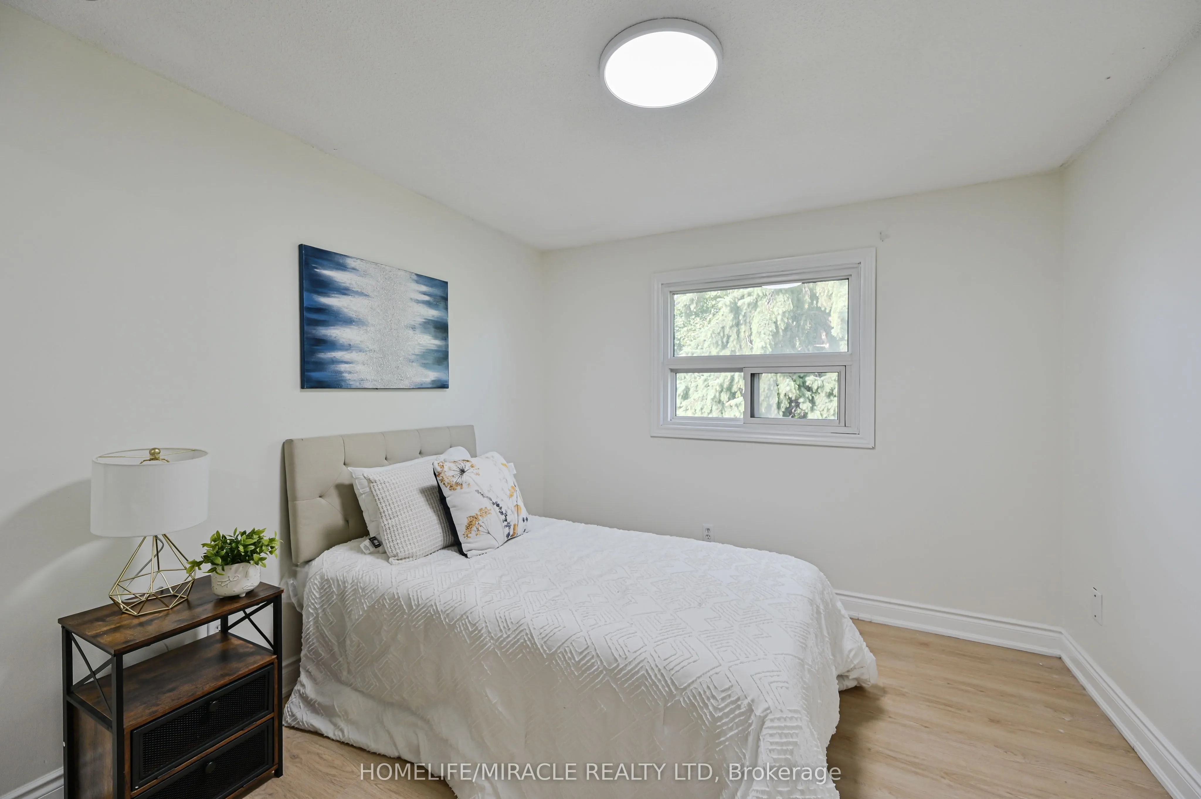 32 Woodsview Avenue