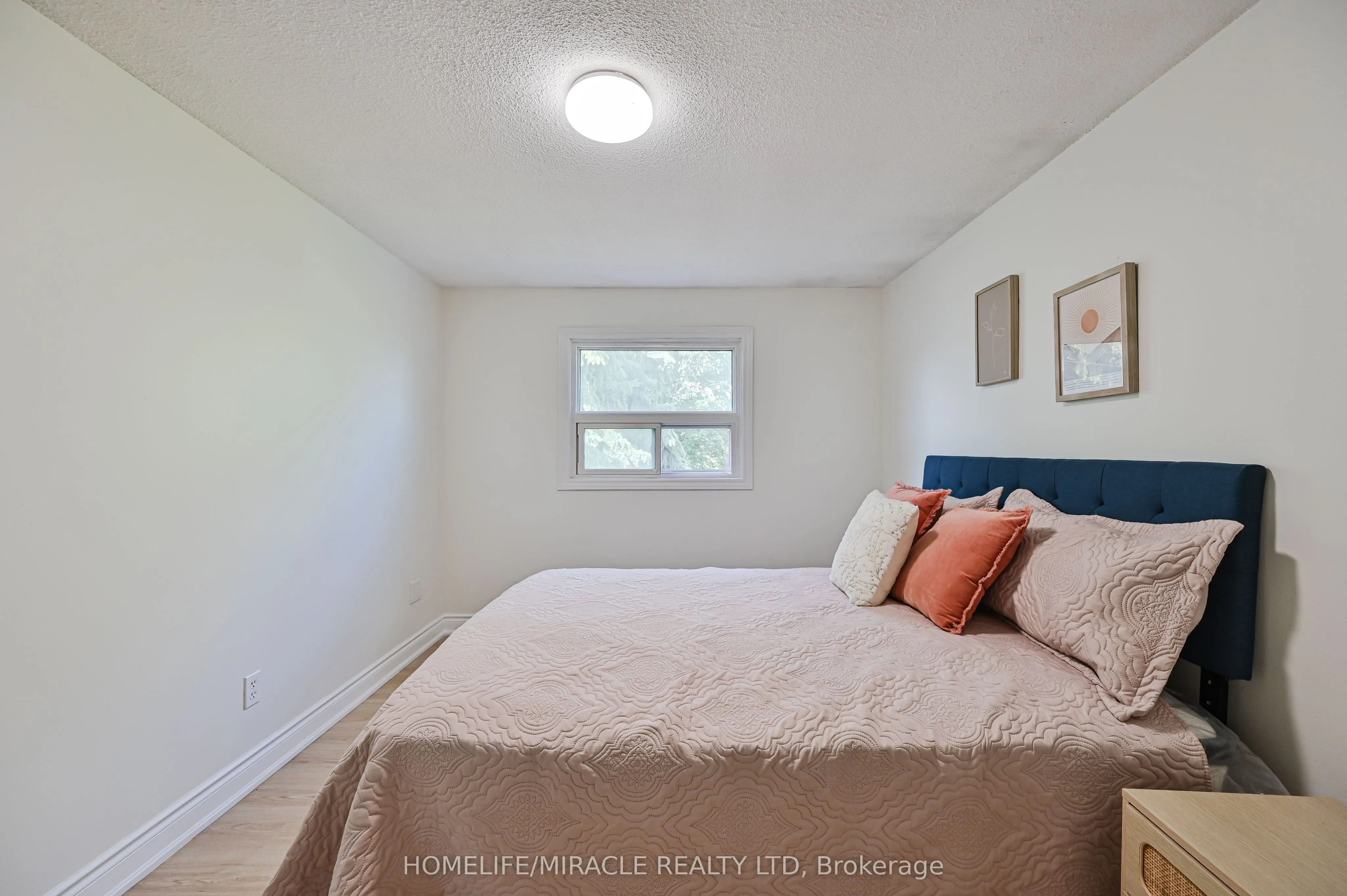 32 Woodsview Avenue