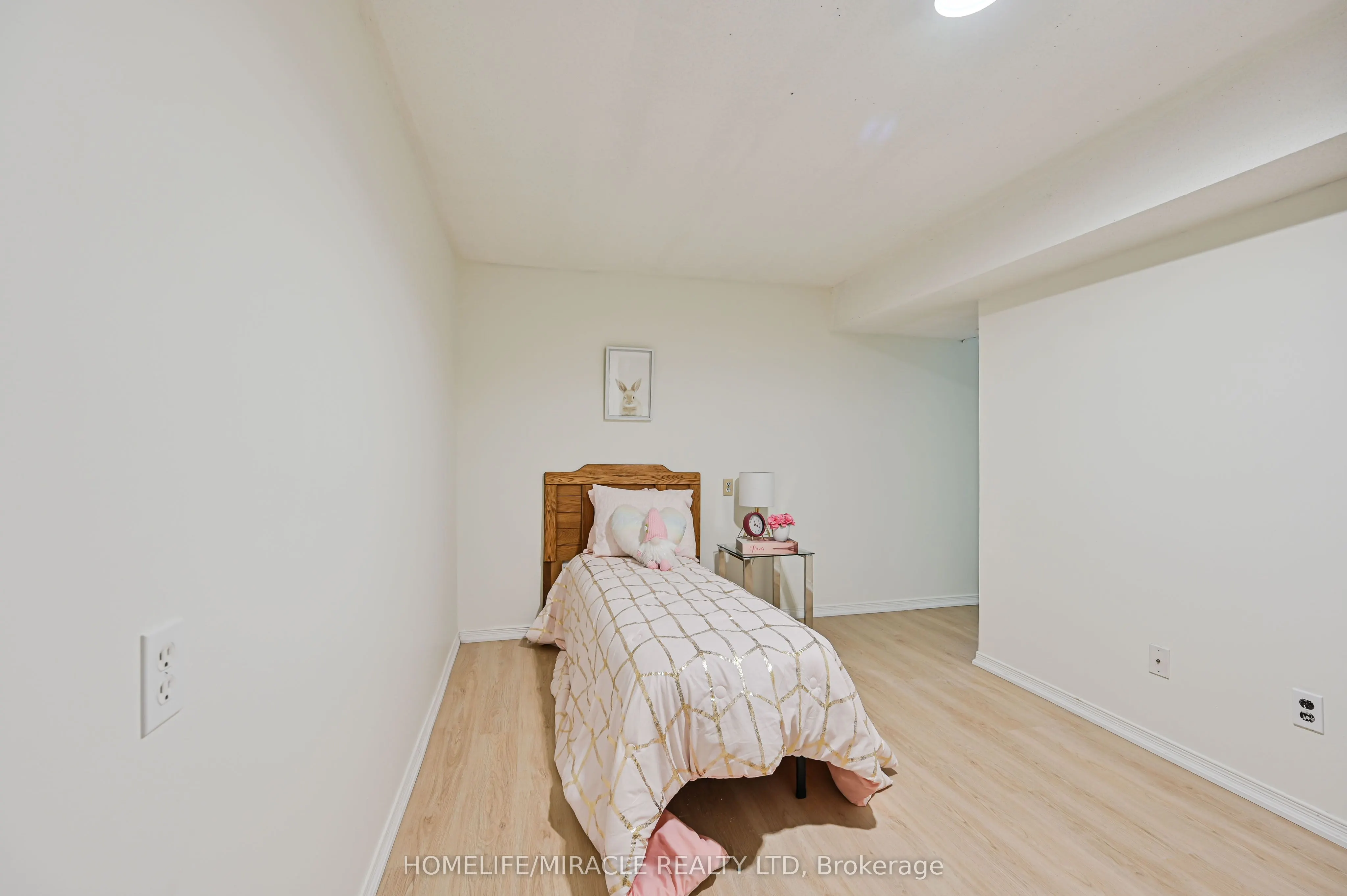 32 Woodsview Avenue