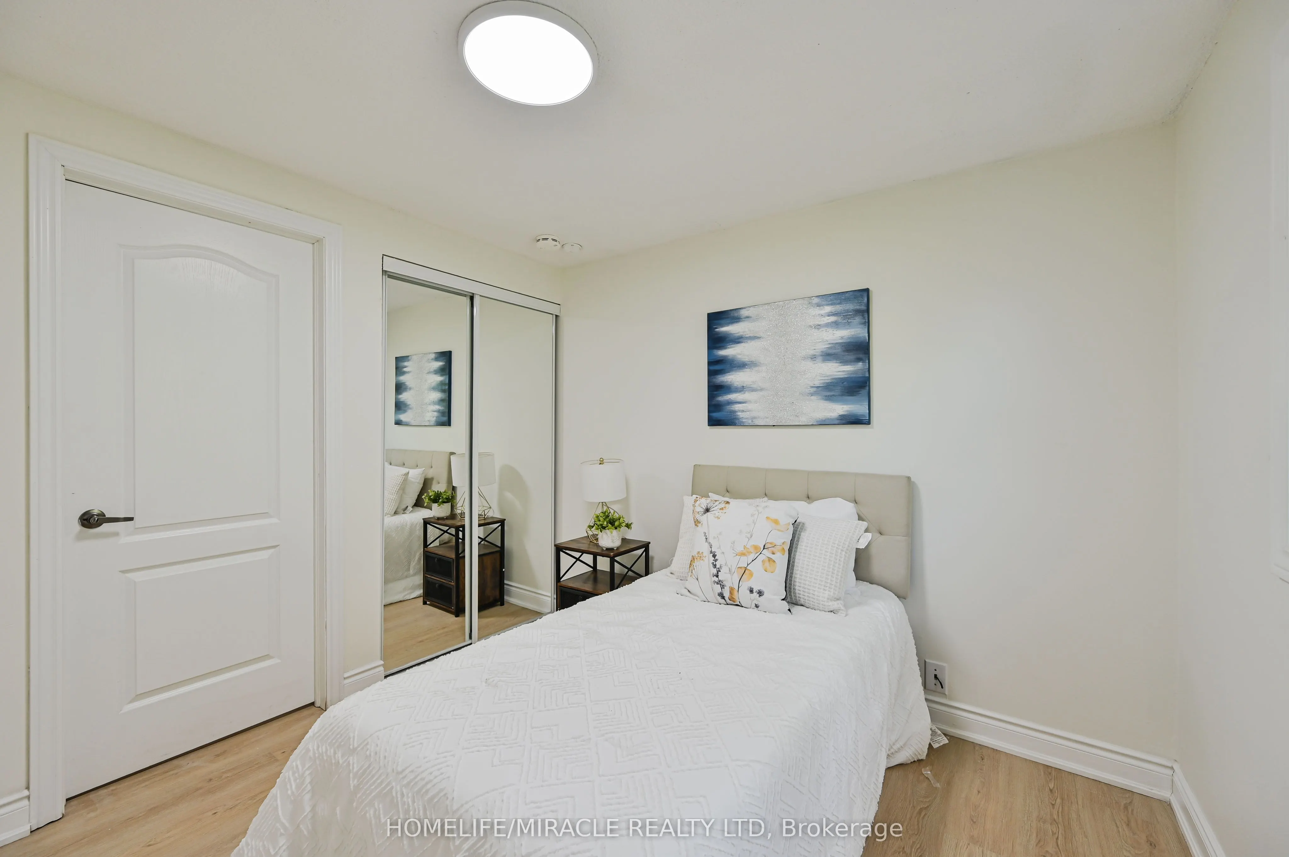 32 Woodsview Avenue