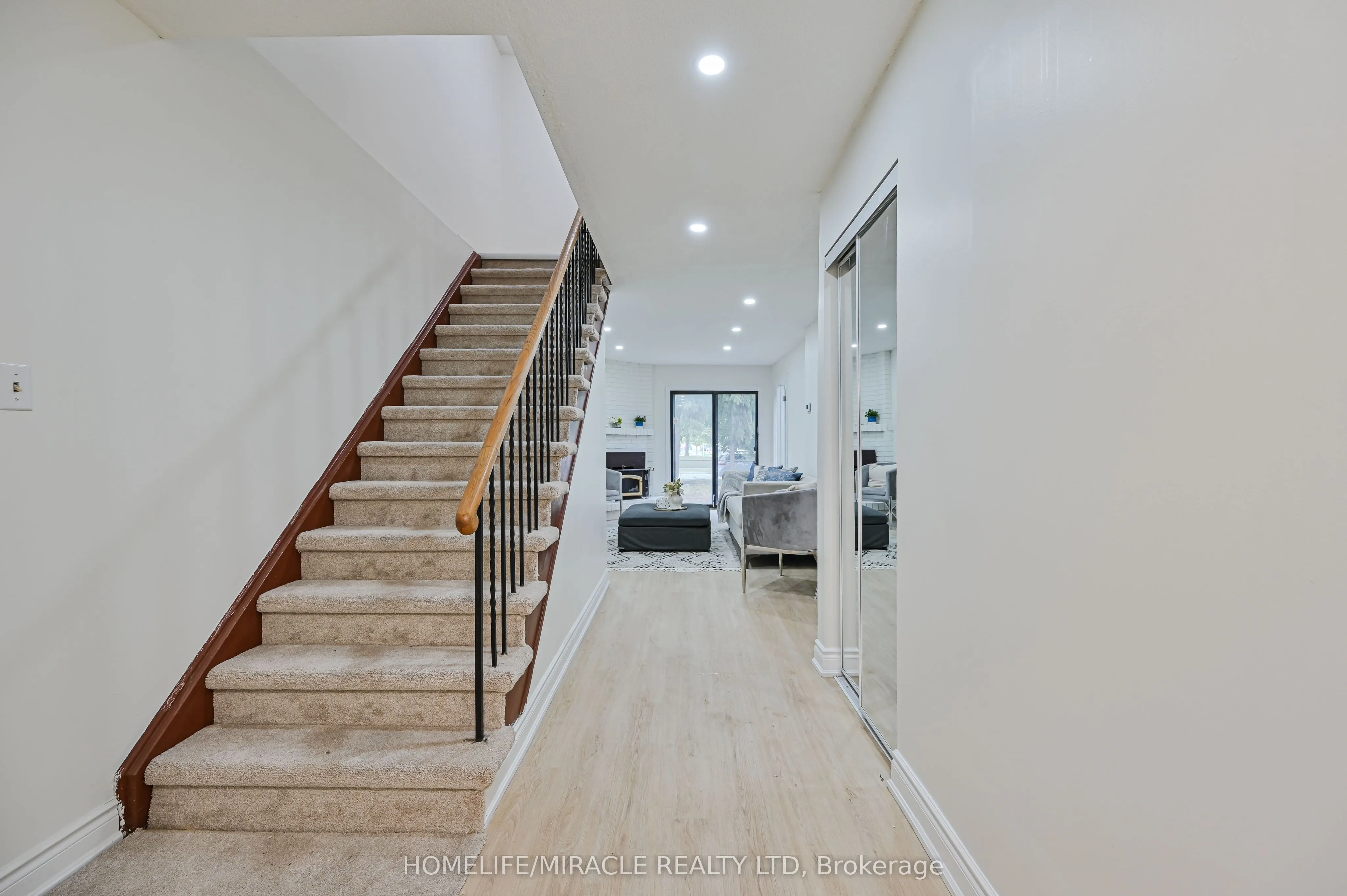 32 Woodsview Avenue