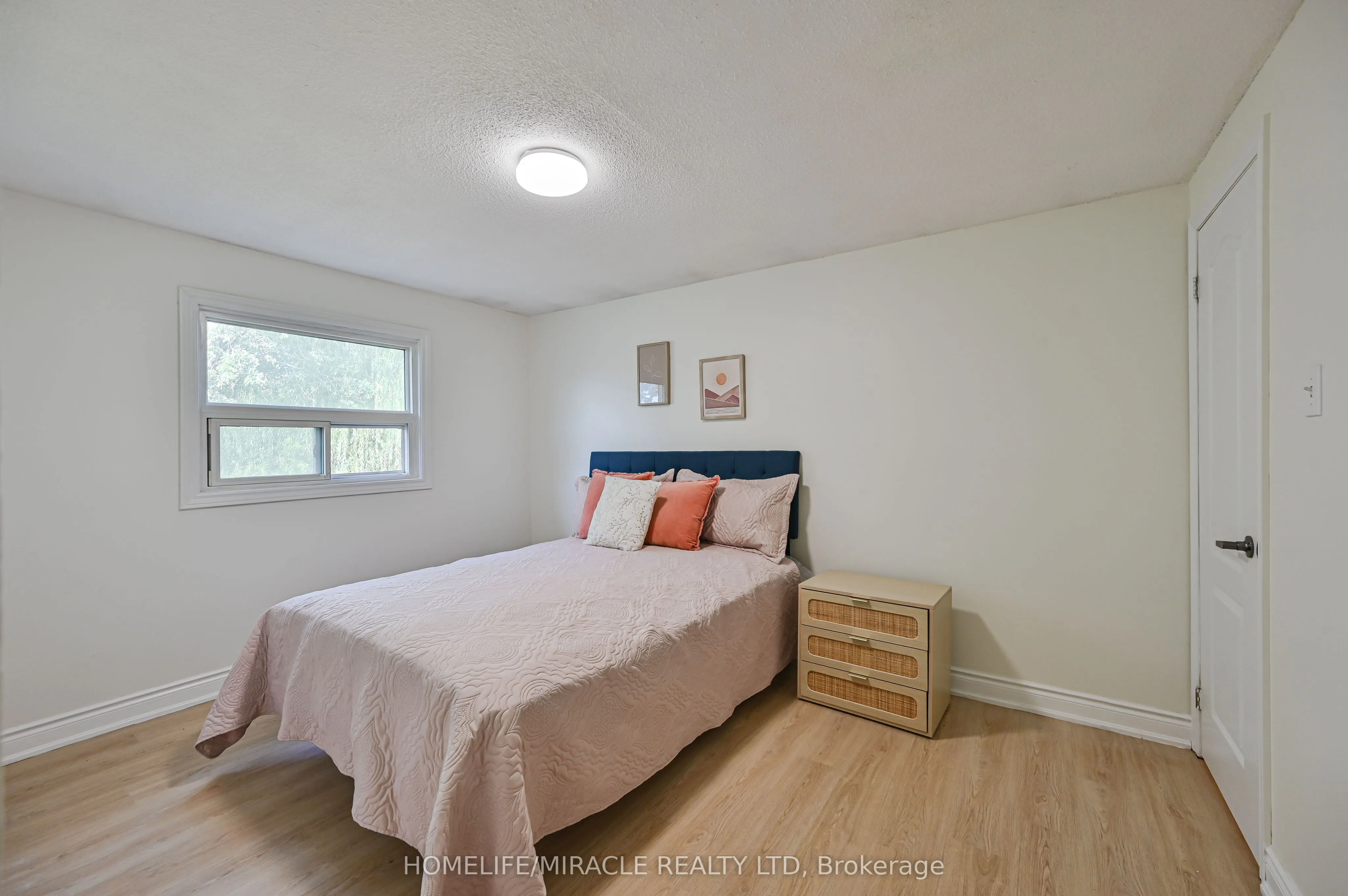 32 Woodsview Avenue