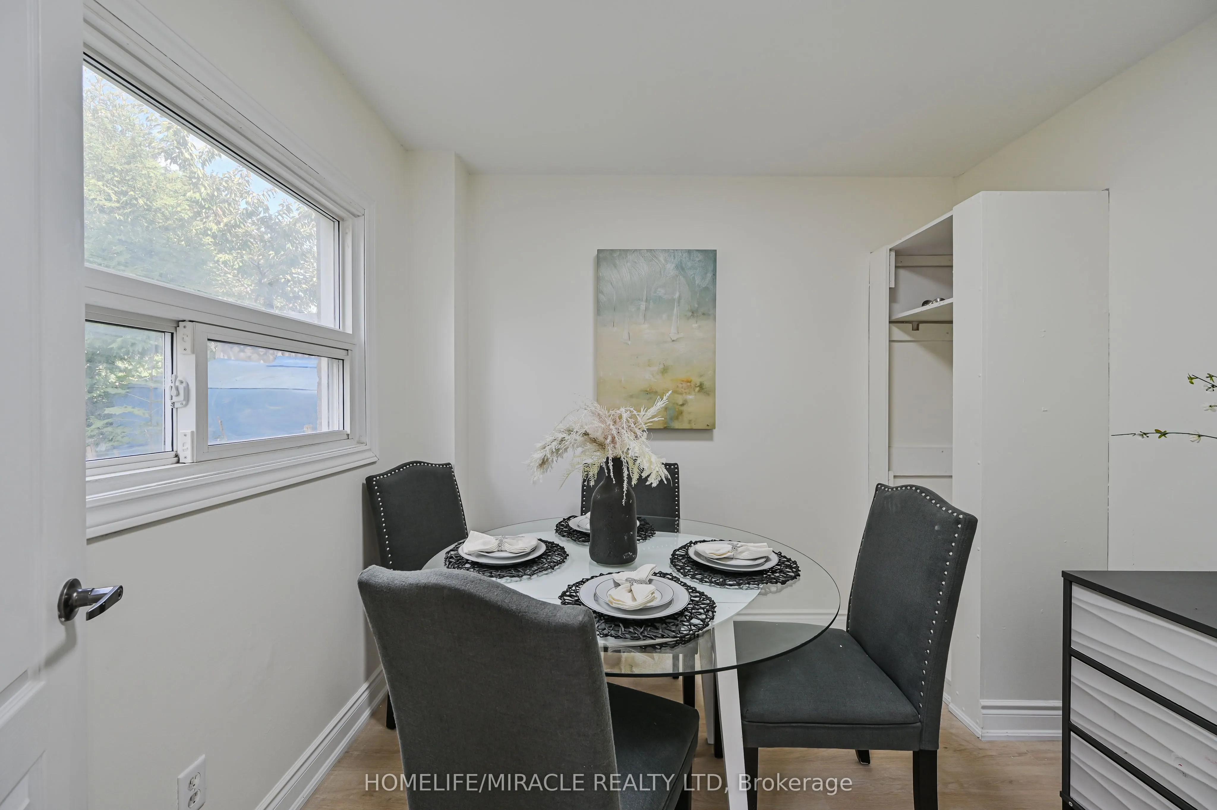 32 Woodsview Avenue