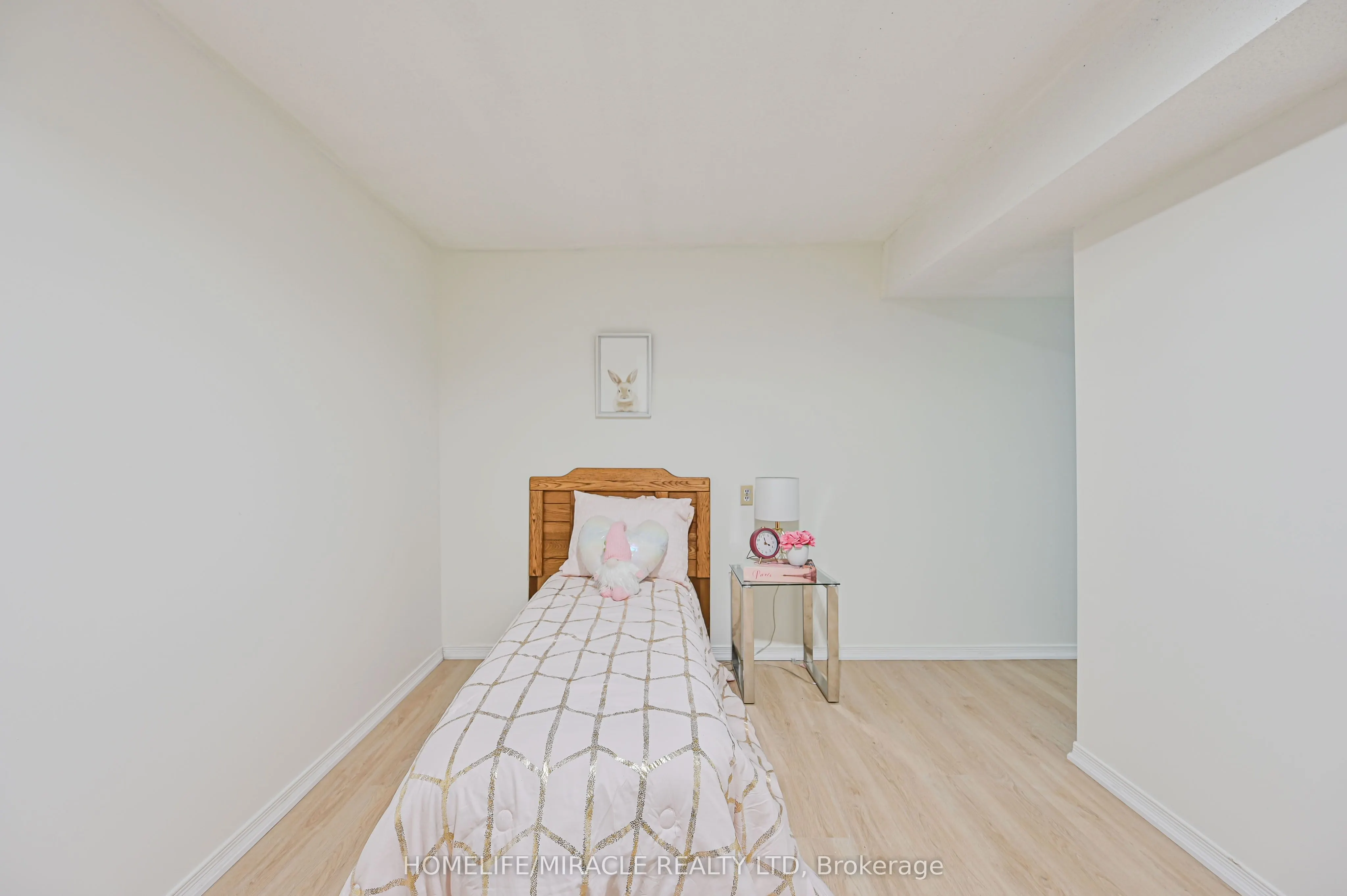 32 Woodsview Avenue
