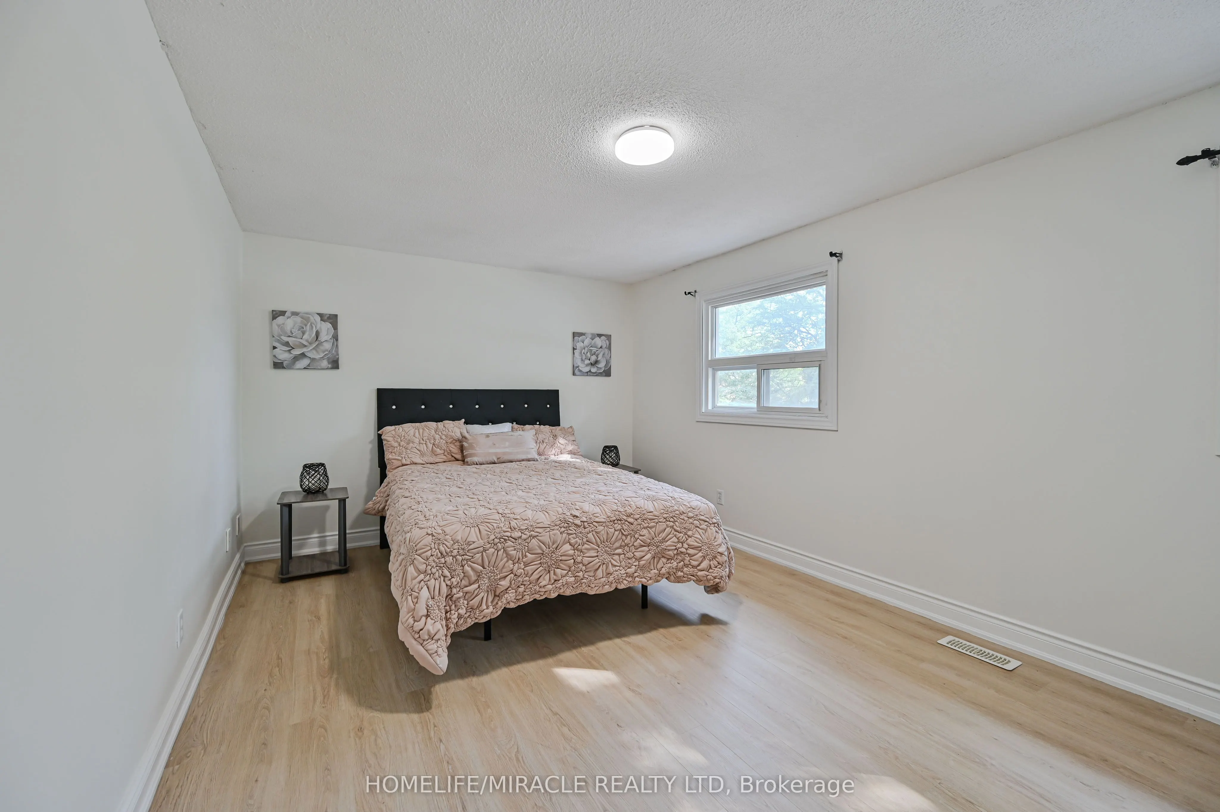 32 Woodsview Avenue