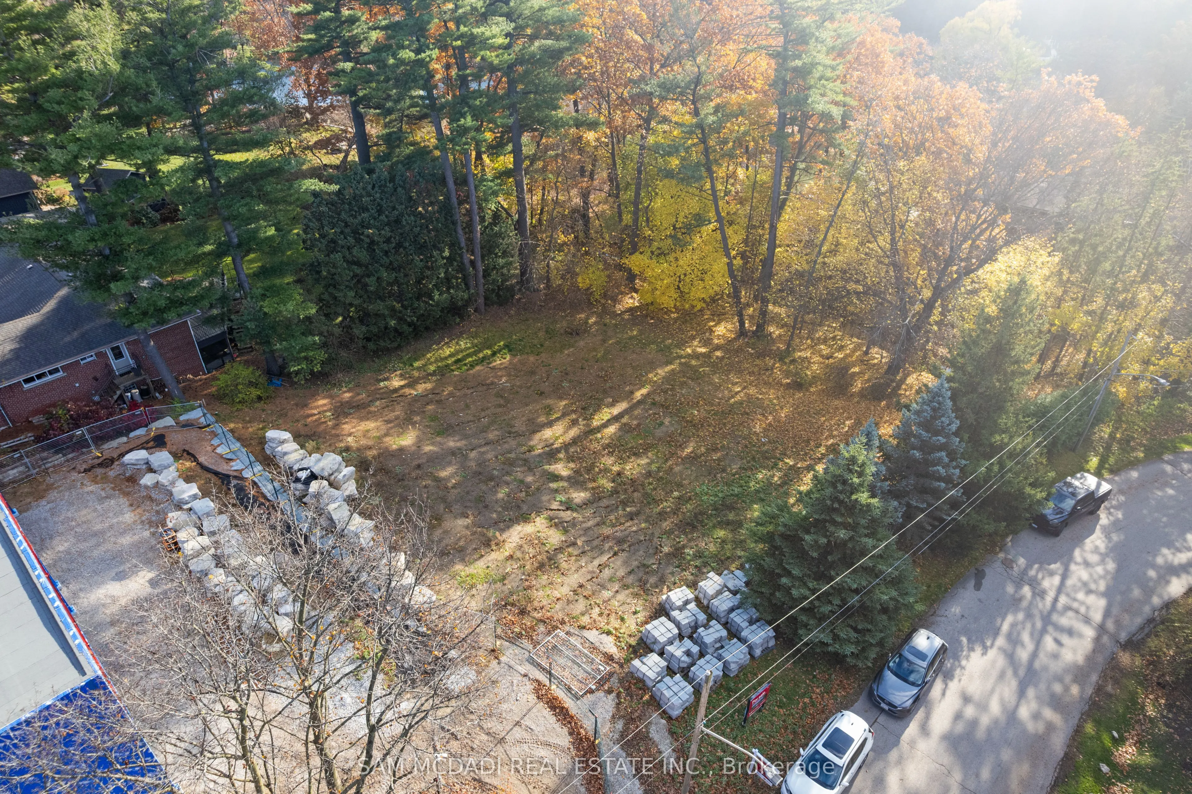 1470 Pinetree Crescent