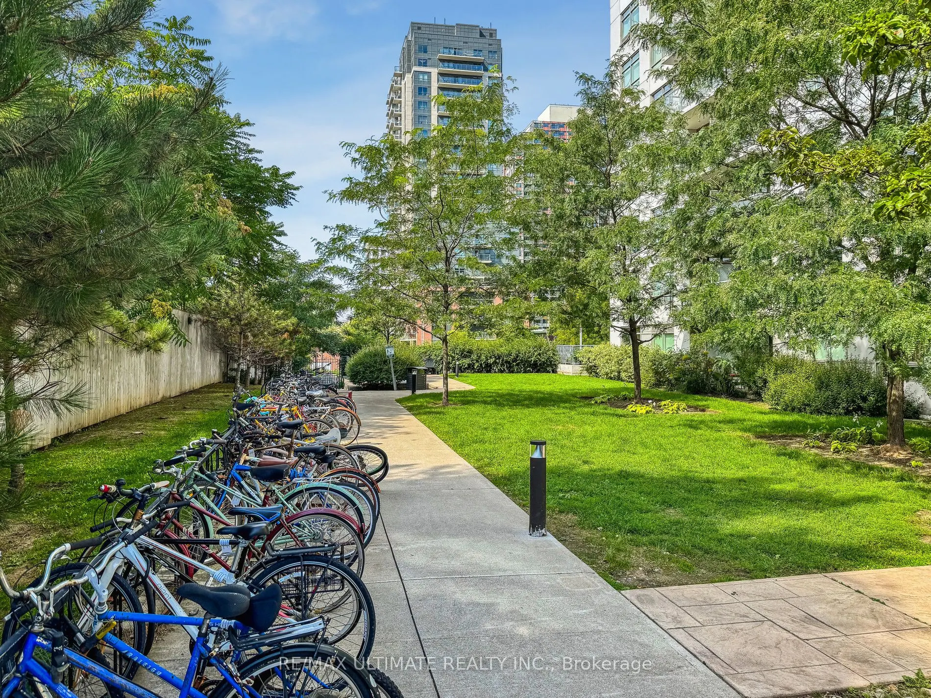 816 Lansdowne Avenue, #1402