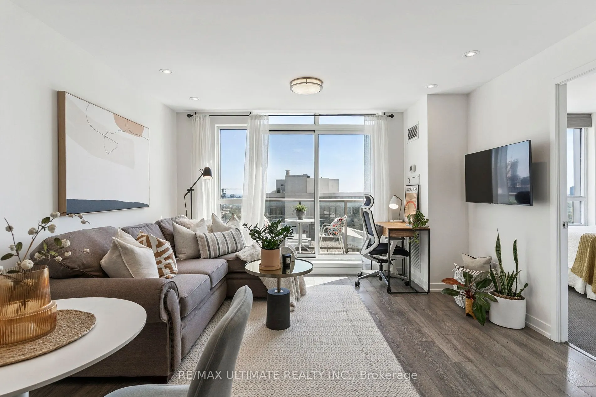 816 Lansdowne Avenue, #1402