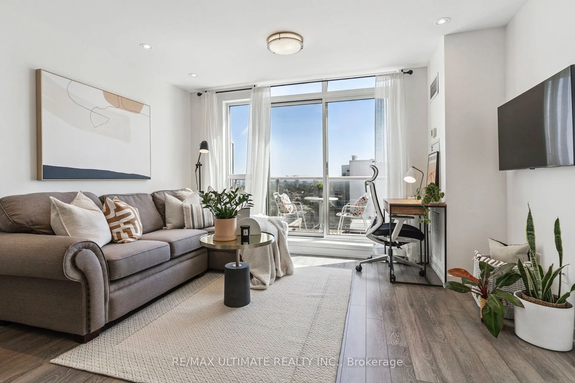 816 Lansdowne Avenue, #1402