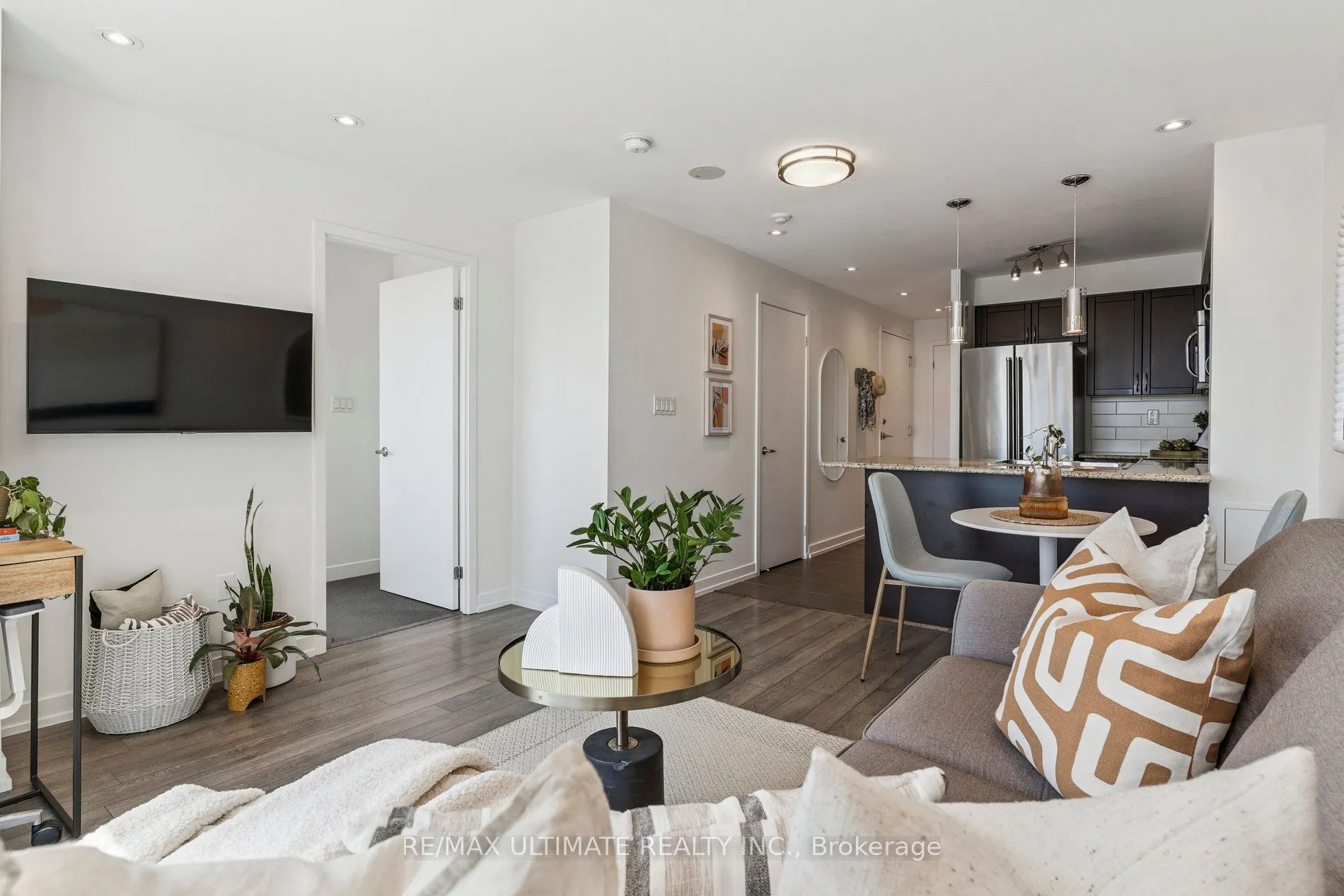 816 Lansdowne Avenue, #1402