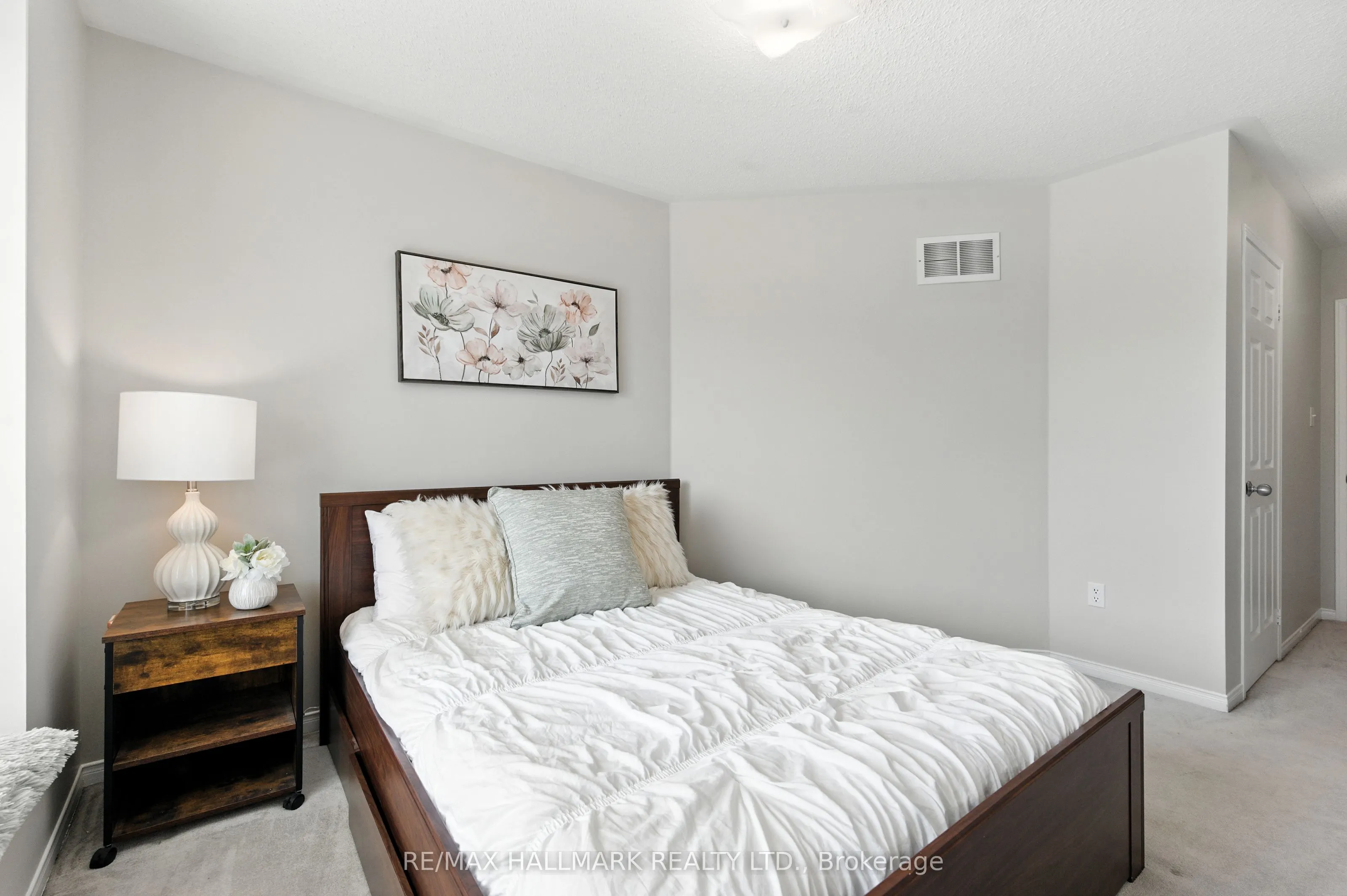 3288 Equestrian Crescent