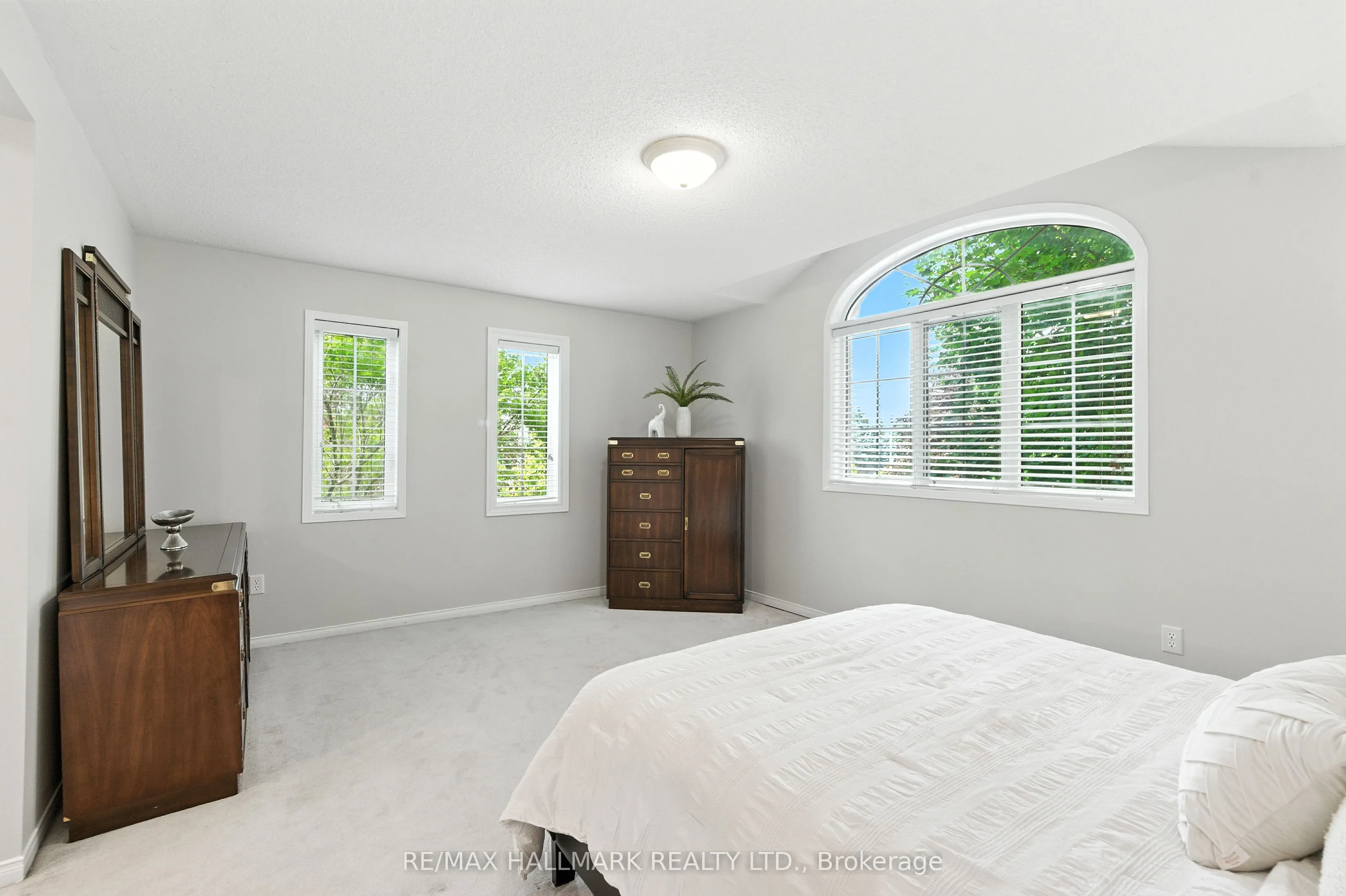 3288 Equestrian Crescent