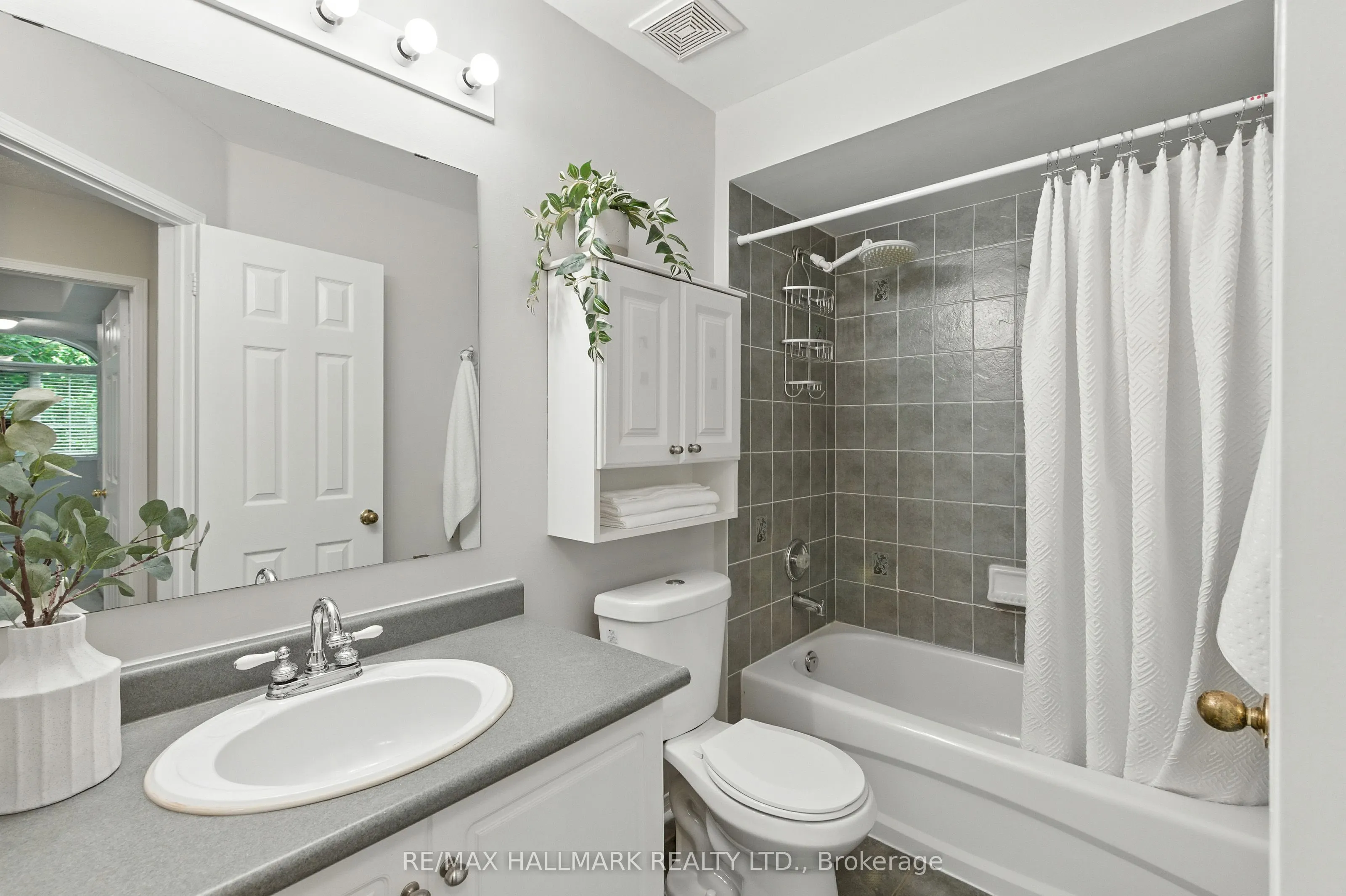 3288 Equestrian Crescent