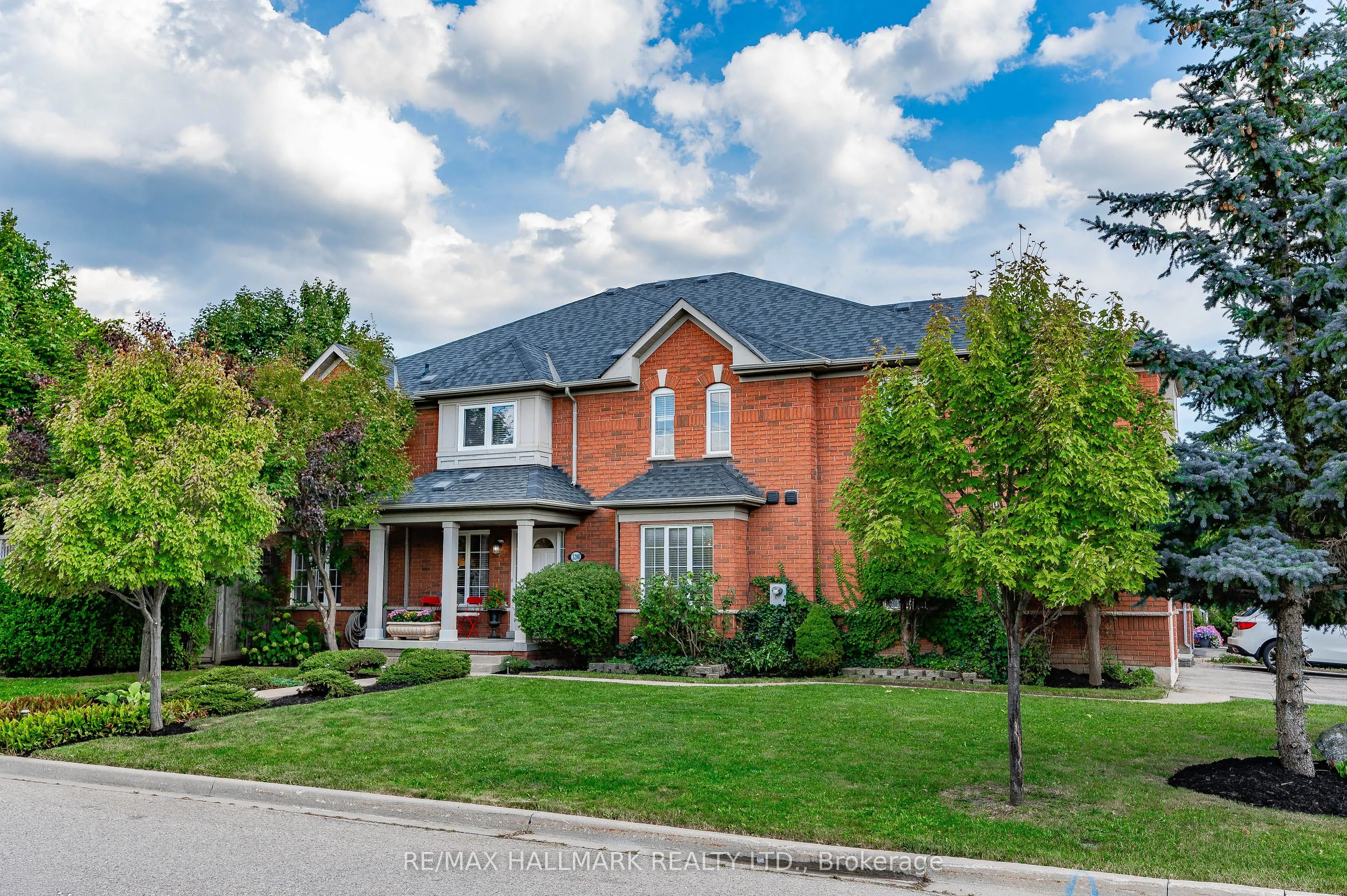3288 Equestrian Crescent