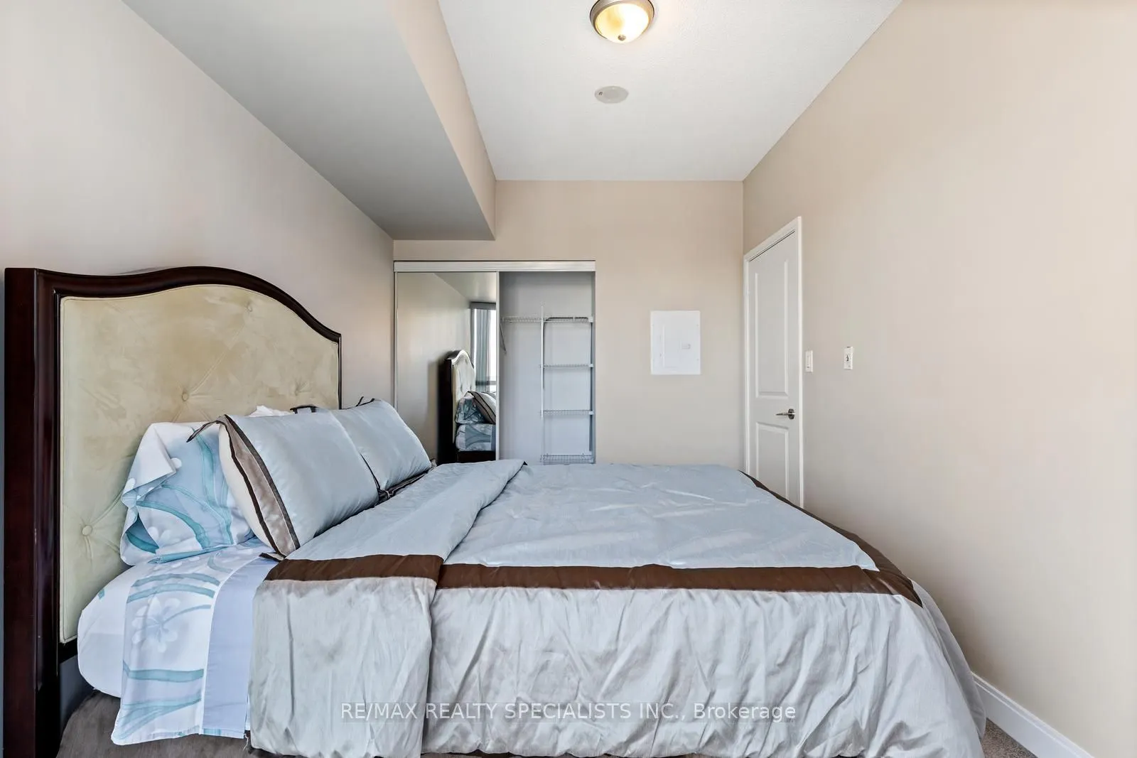 50 Absolute Avenue, #909