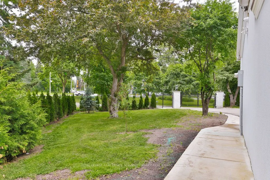 1003 Lakeshore Road W