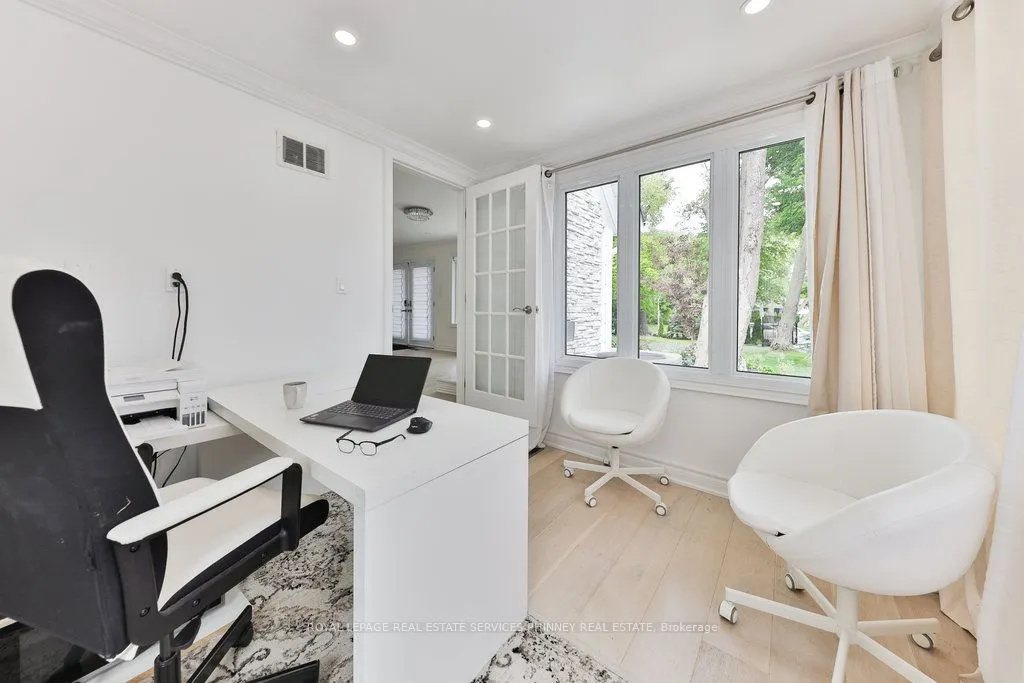 1003 Lakeshore Road W