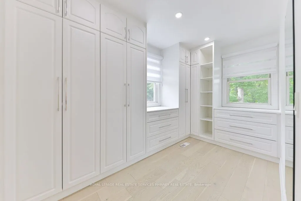 1003 Lakeshore Road W