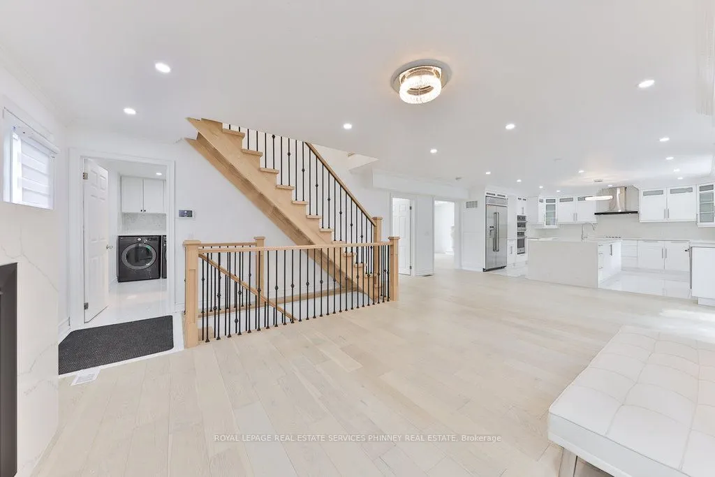 1003 Lakeshore Road W