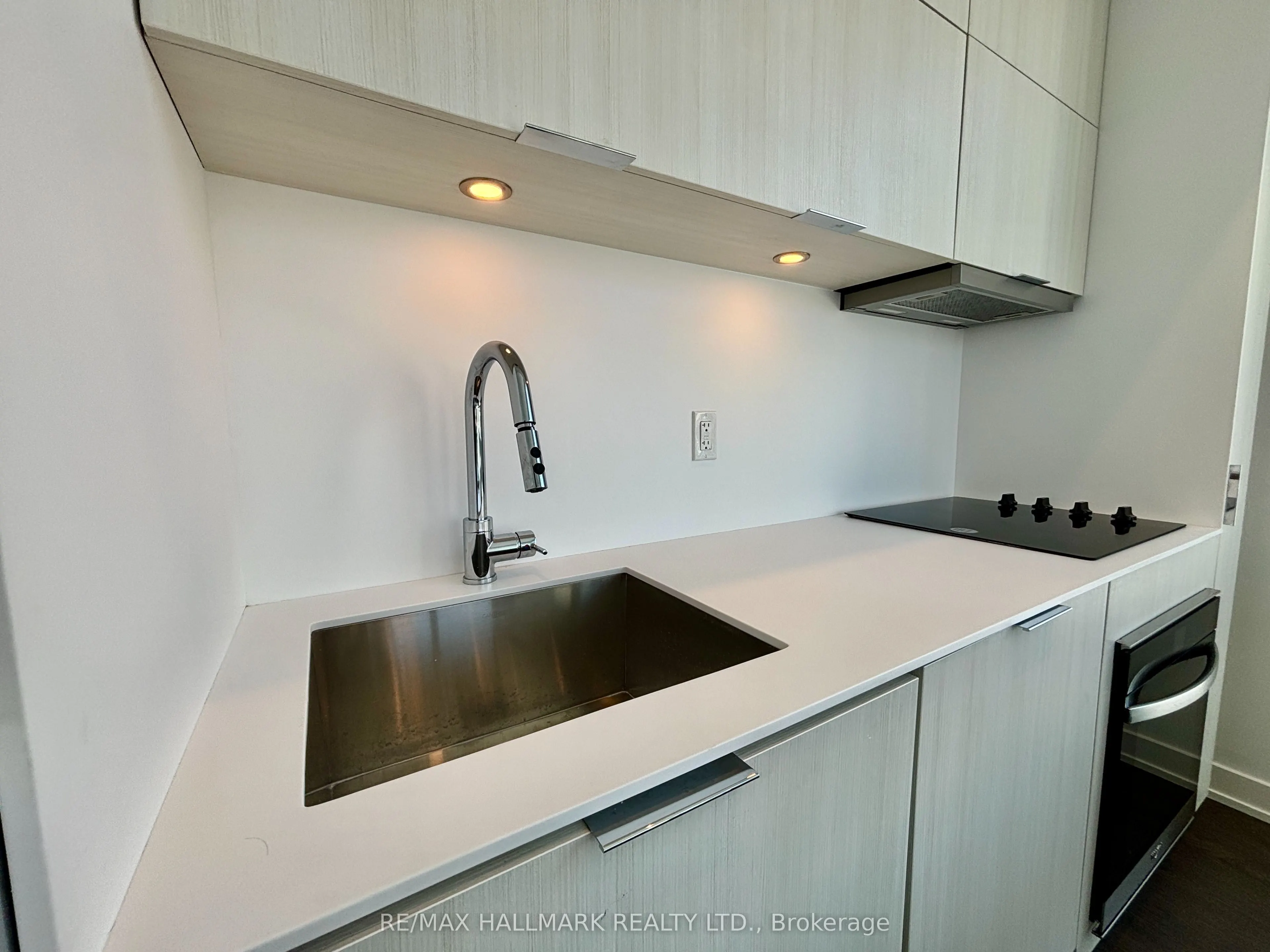 370 Martha Street, #402