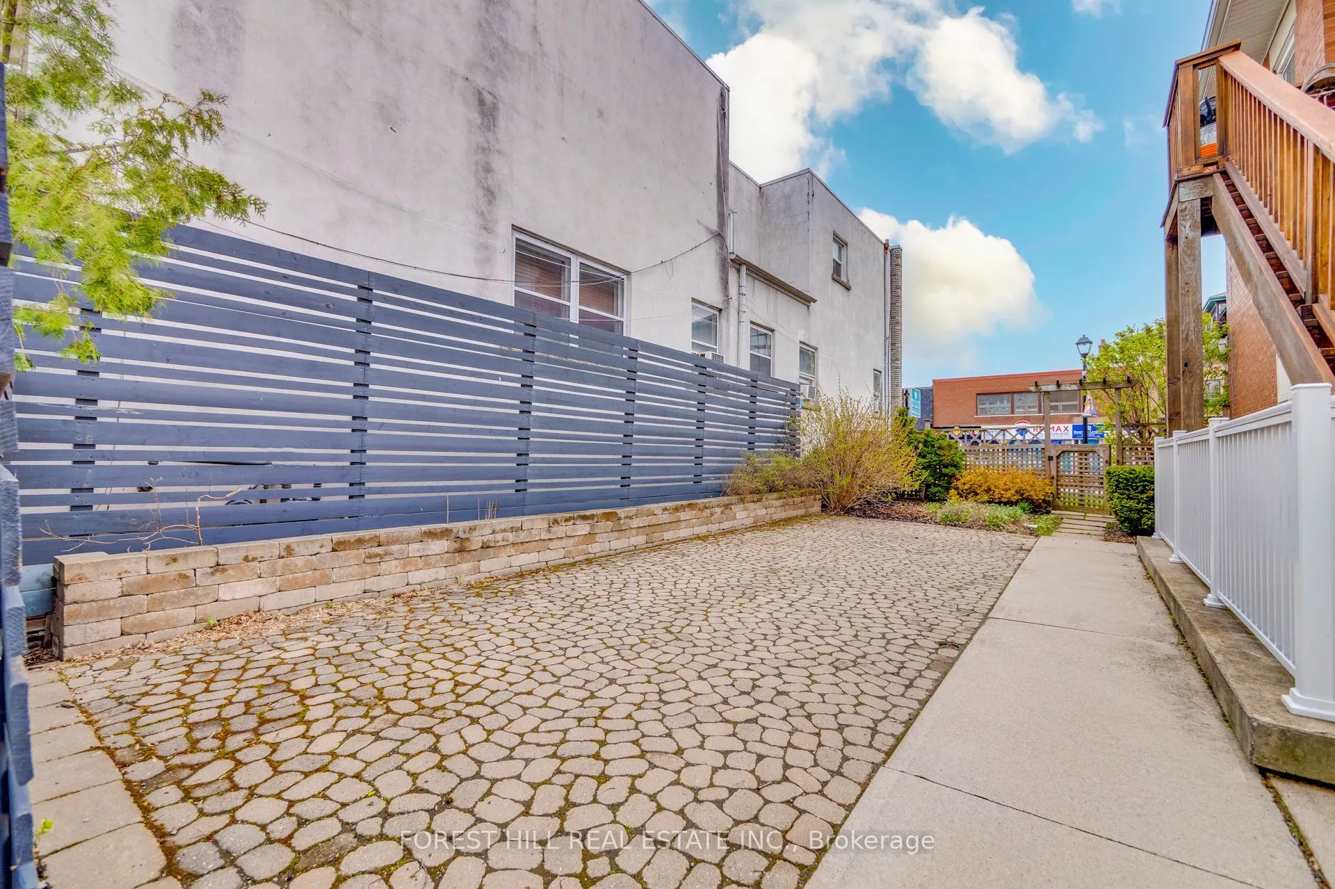201 Queen Street S